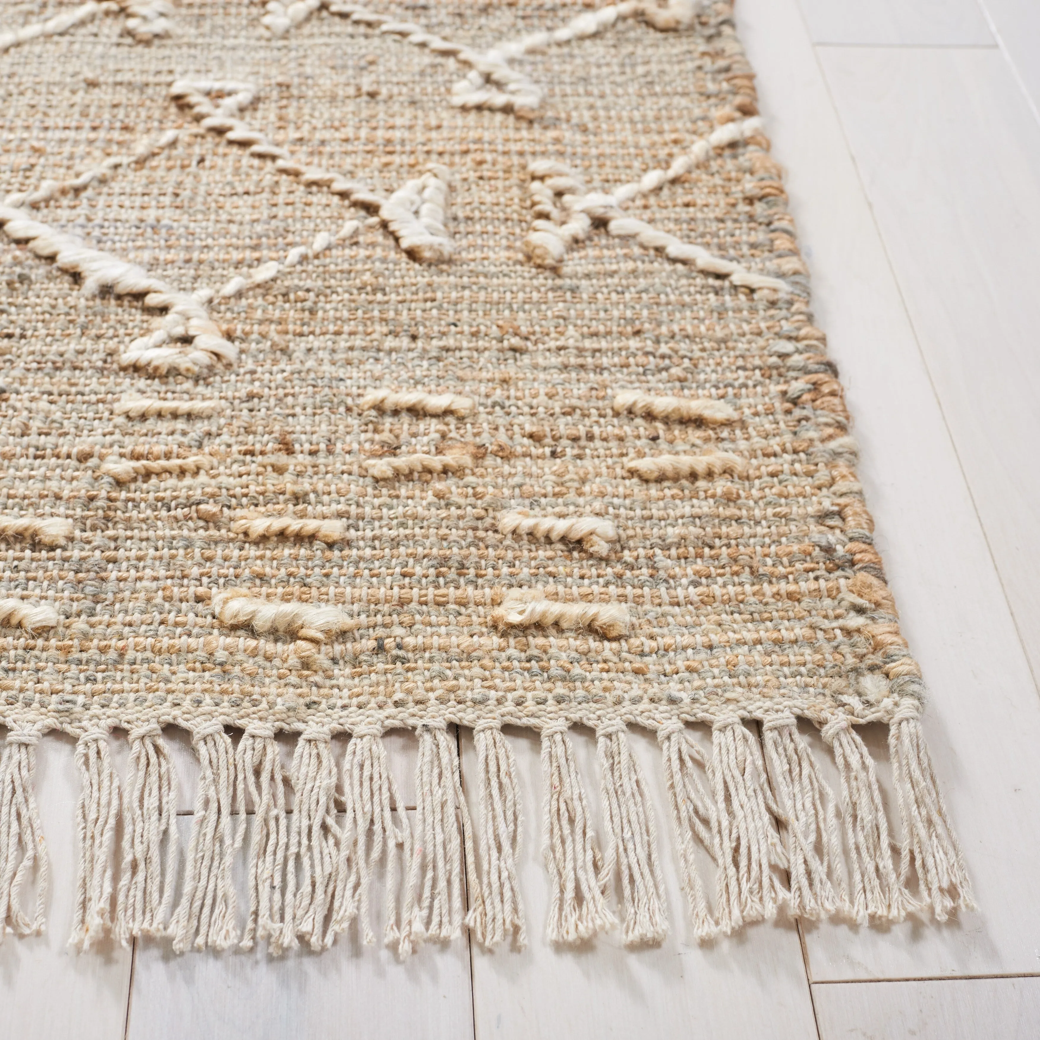 SAFAVIEH Handmade Natural Fiber Sneh-Lata Boho Jute Fringe Rug