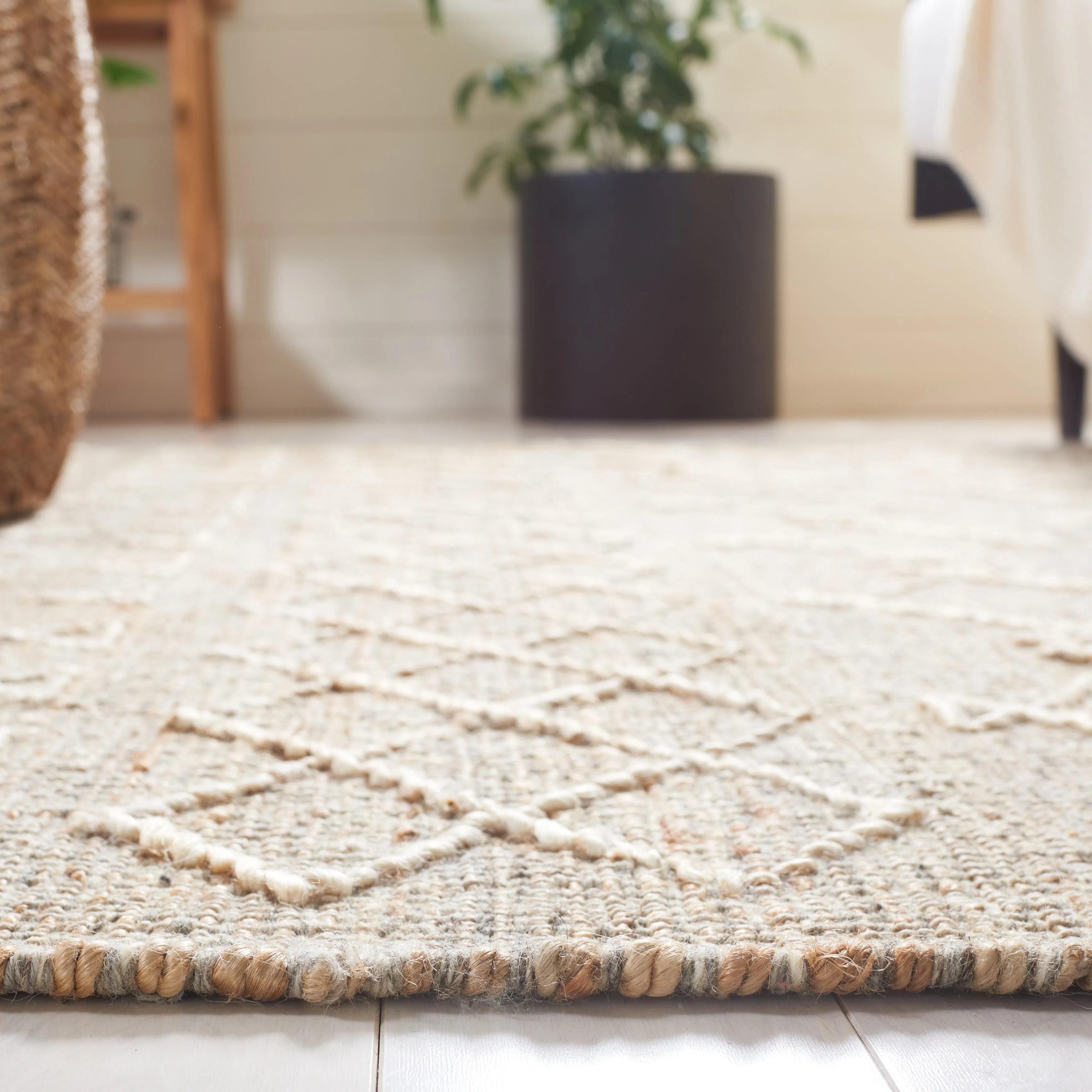 SAFAVIEH Handmade Natural Fiber Sneh-Lata Boho Jute Fringe Rug