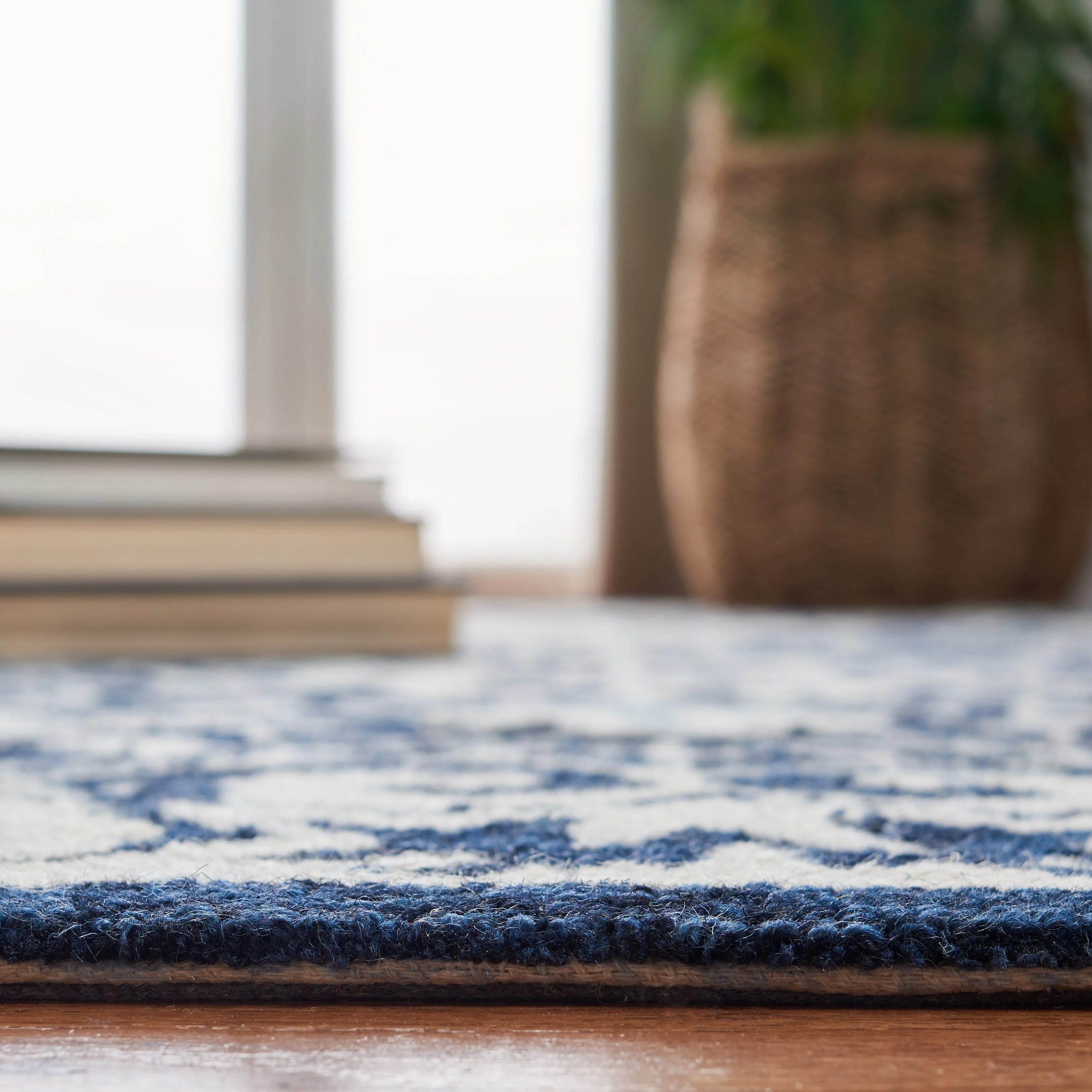 SAFAVIEH Handmade Roslyn Erykah Wool Rug