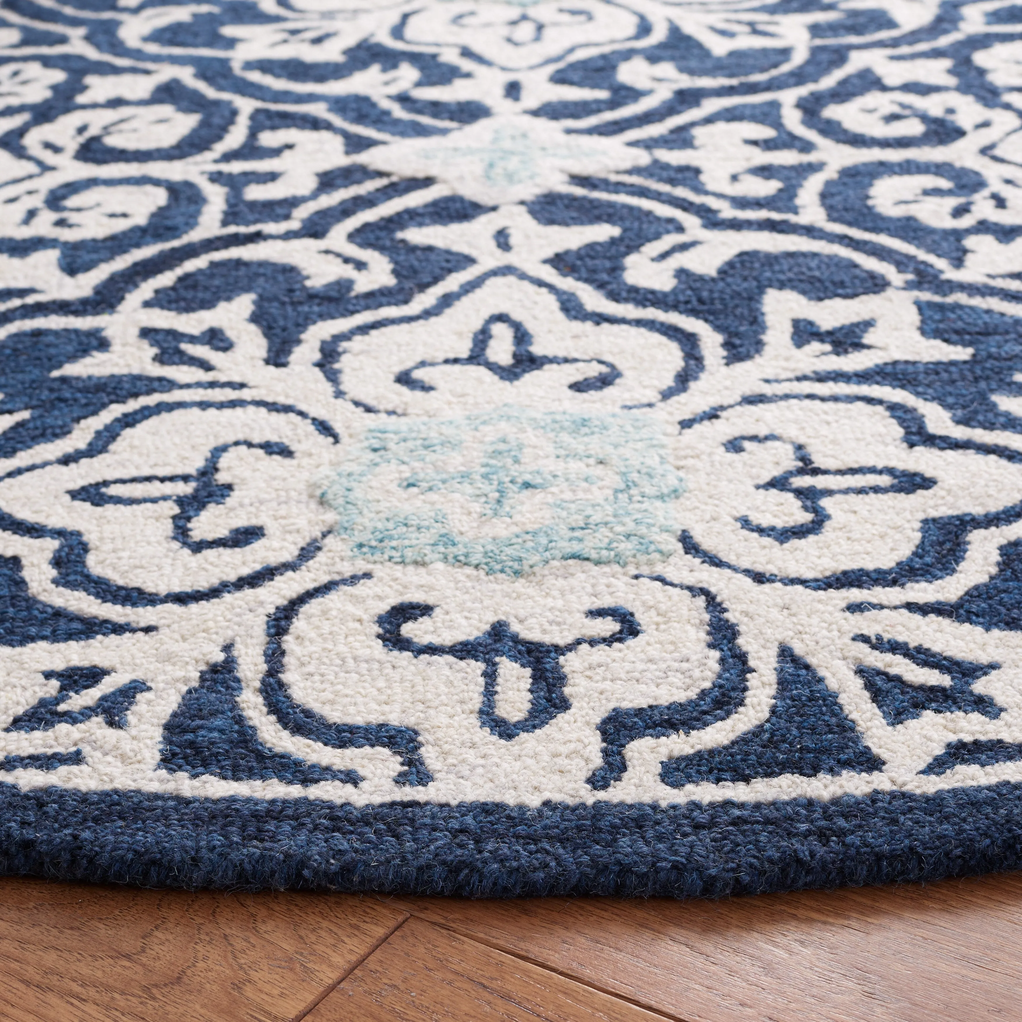 SAFAVIEH Handmade Roslyn Erykah Wool Rug