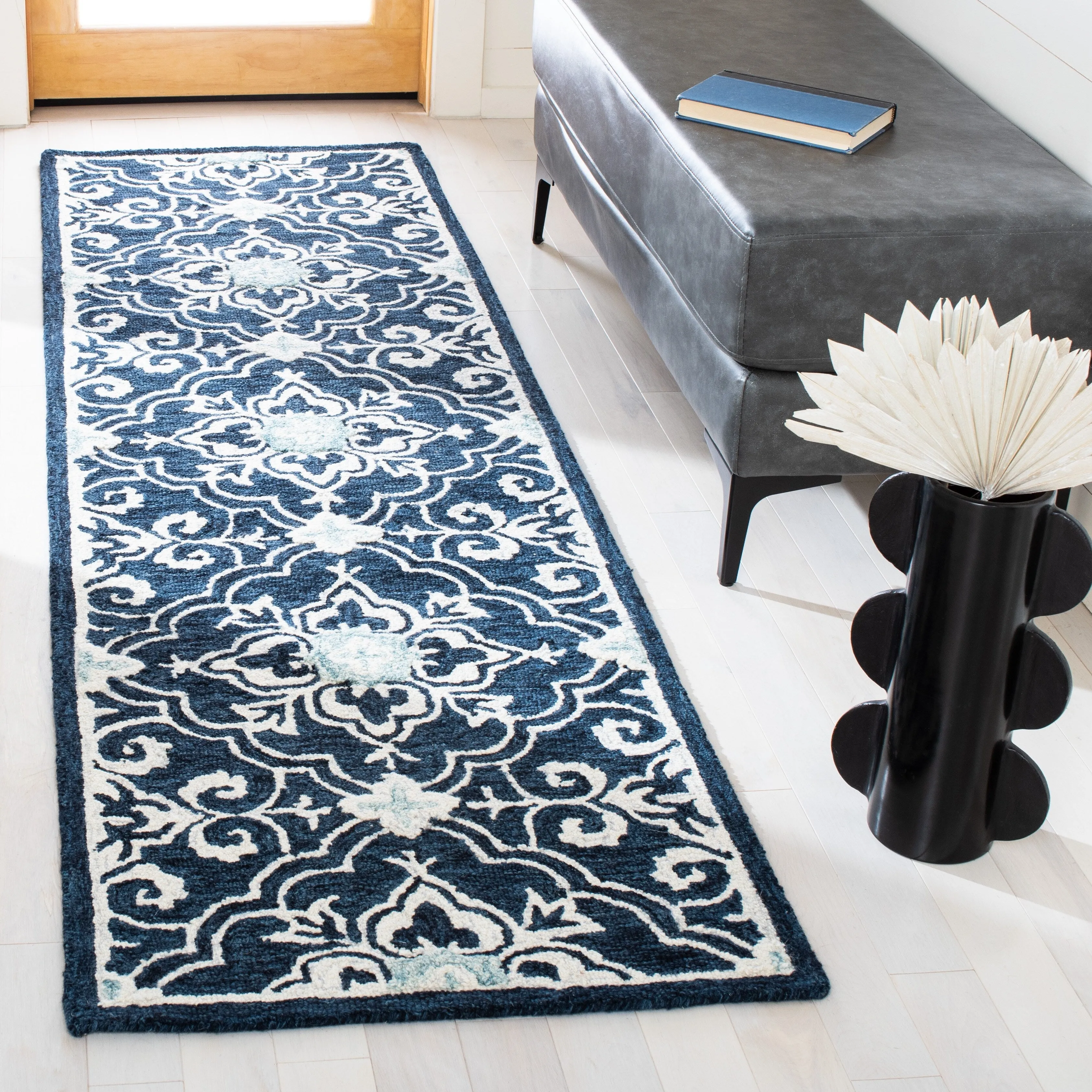 SAFAVIEH Handmade Roslyn Erykah Wool Rug