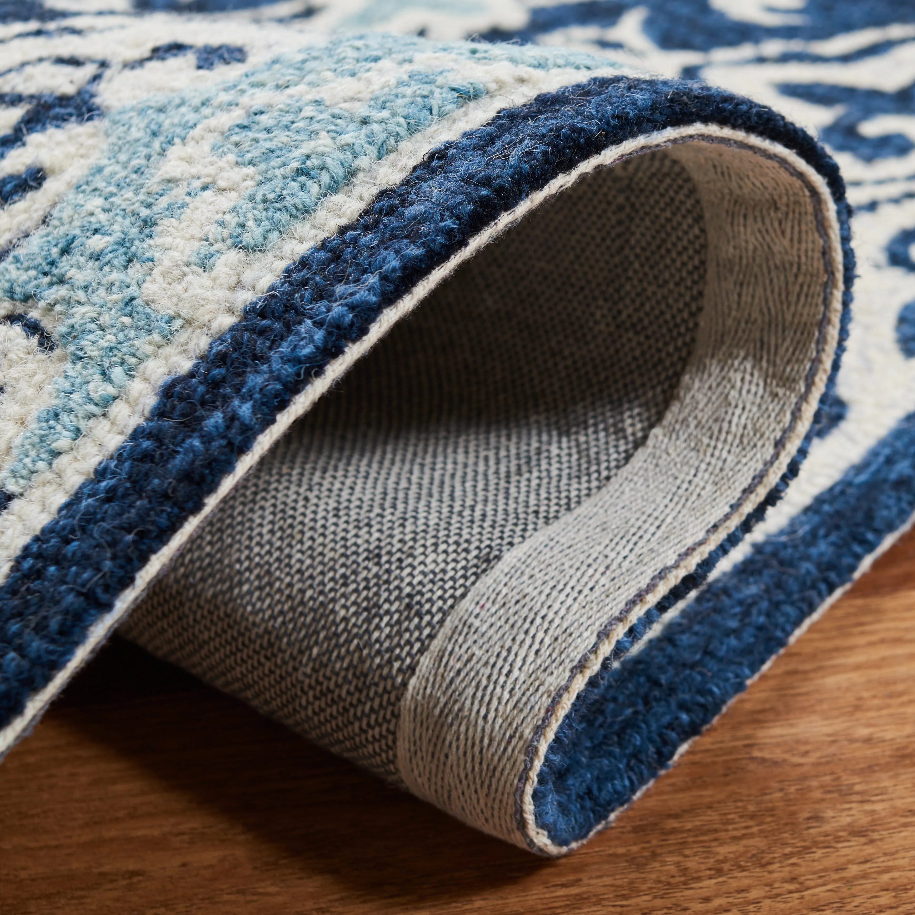 SAFAVIEH Handmade Roslyn Erykah Wool Rug