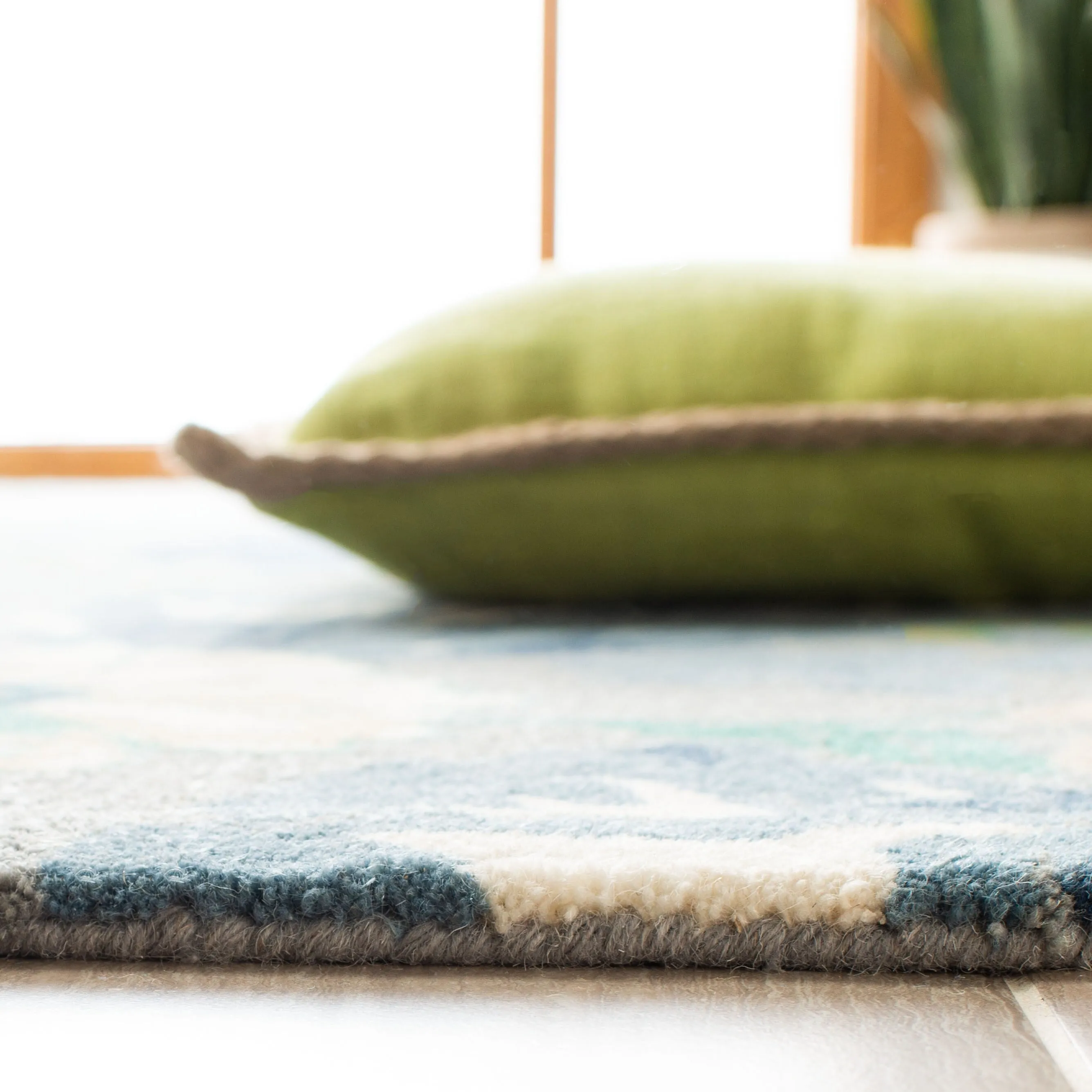 SAFAVIEH Handmade Soho Irmgard Floral N.Z. Wool Rug