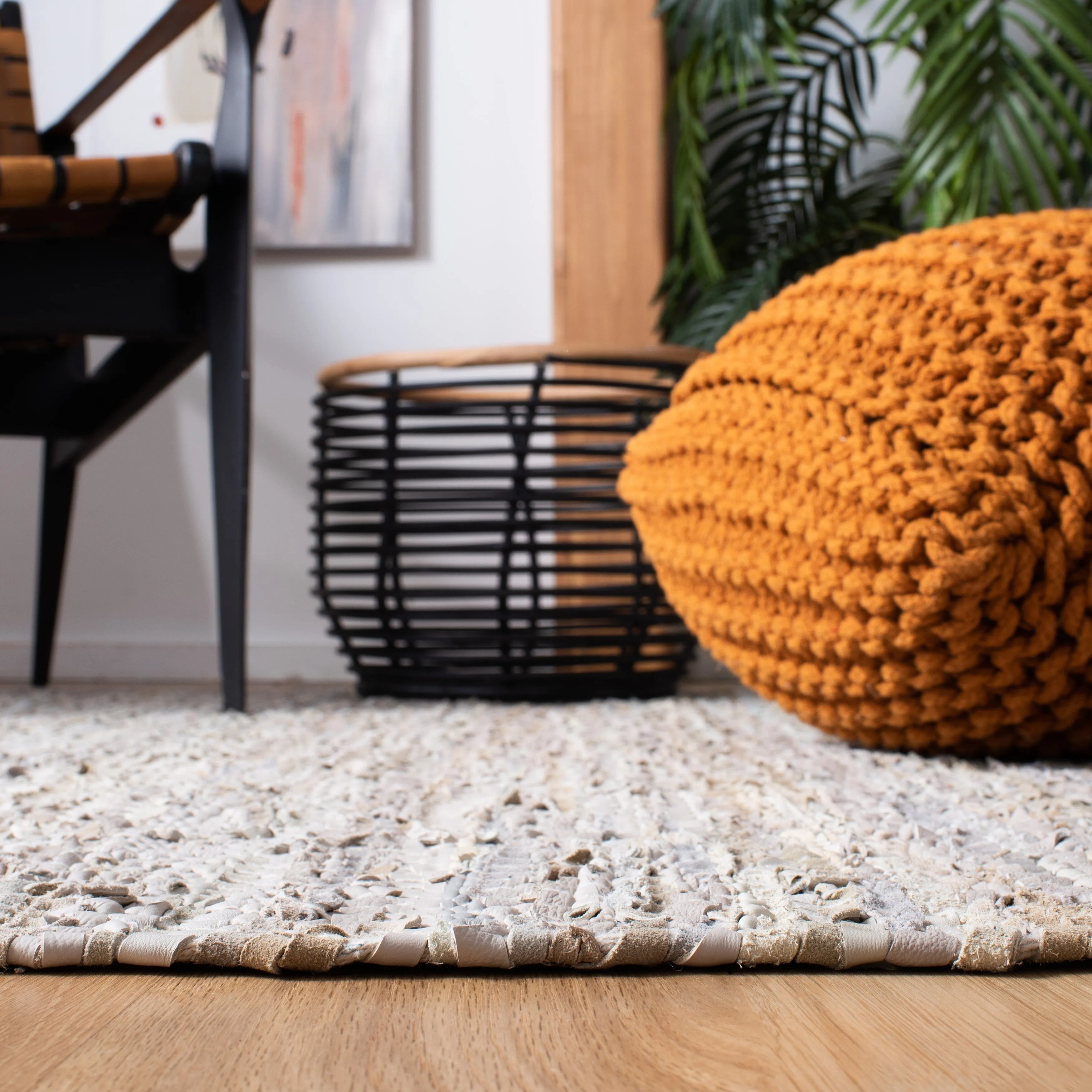 SAFAVIEH Handmade Vintage Leather Demetra Modern Fringe Rug