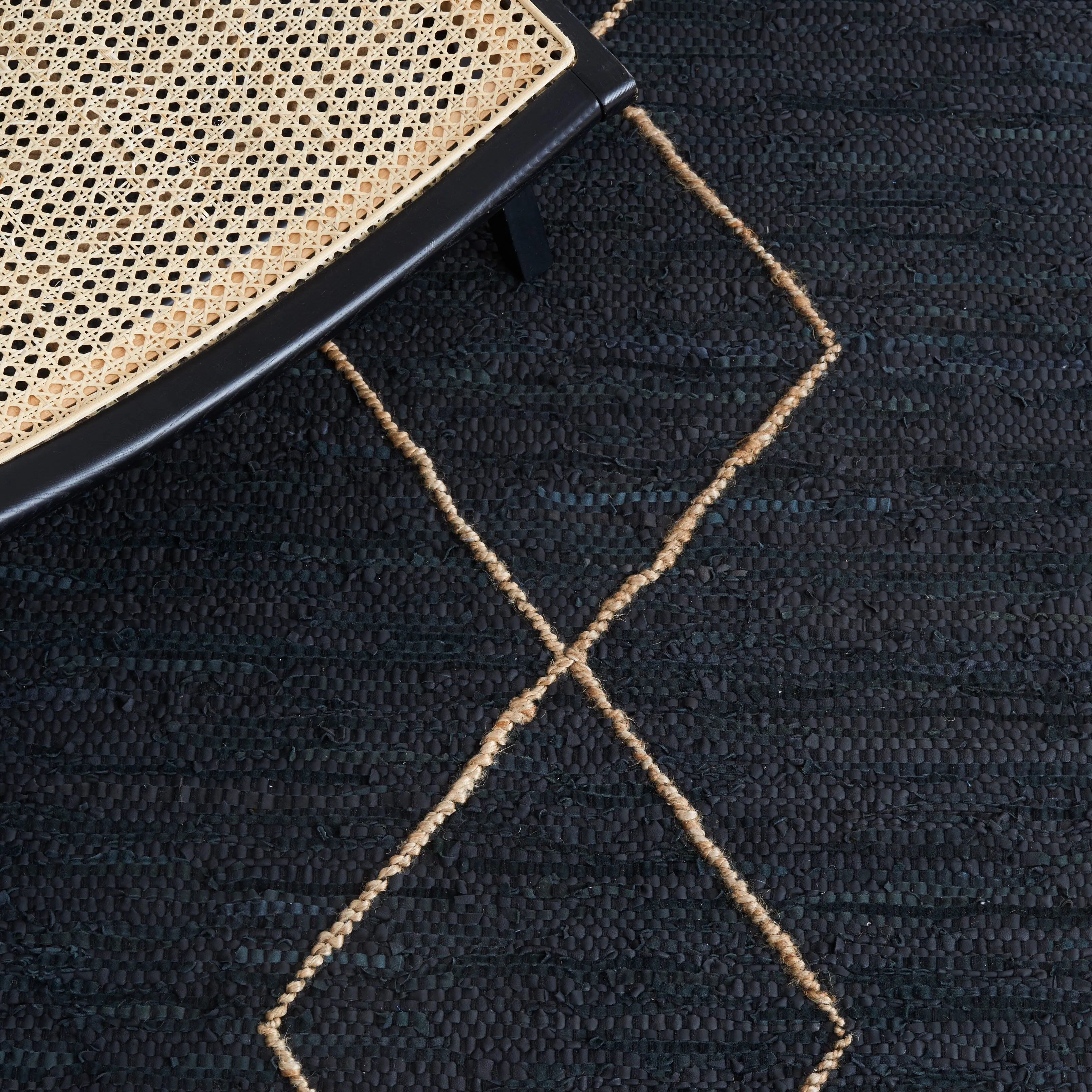 SAFAVIEH Handmade Vintage Leather Demetra Modern Fringe Rug