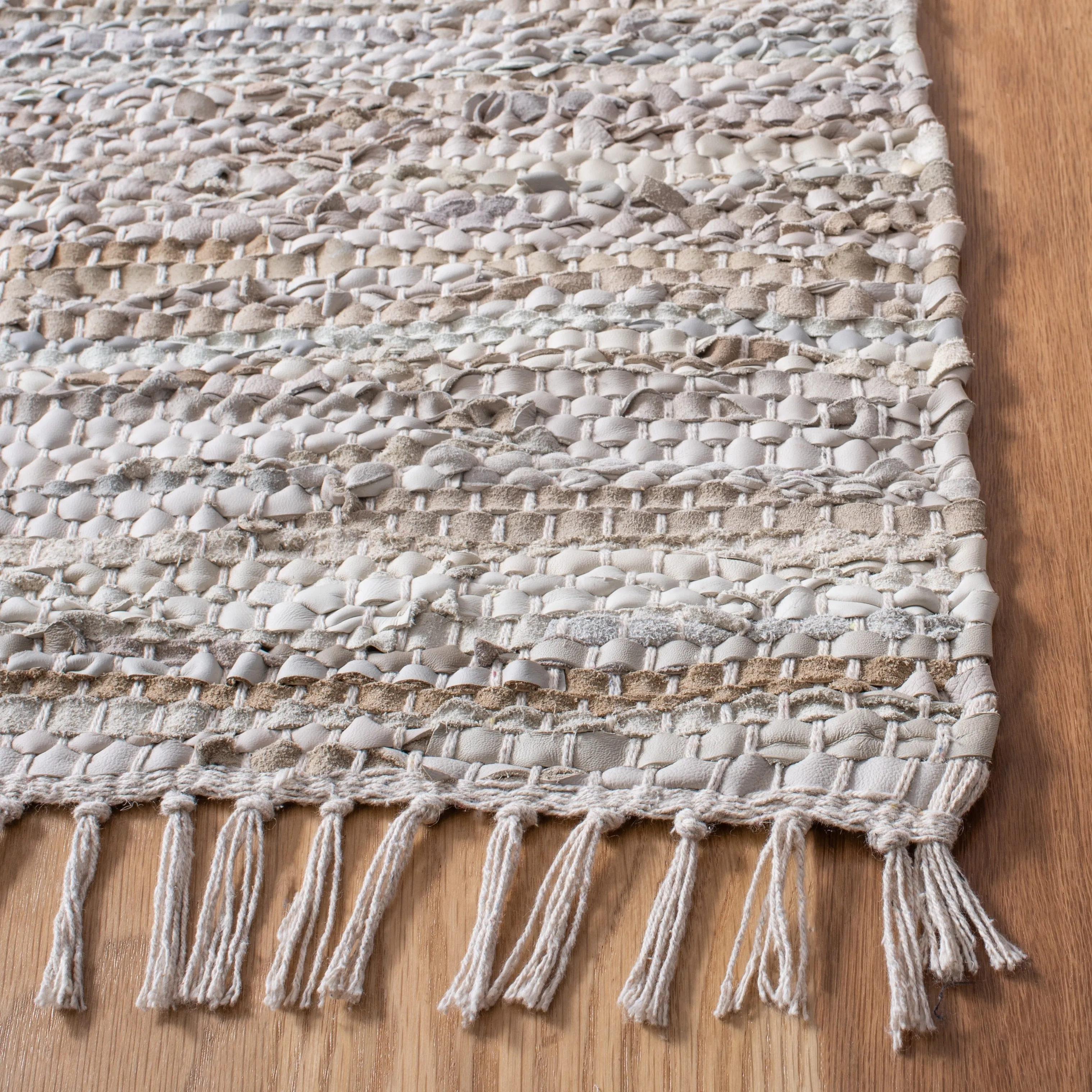 SAFAVIEH Handmade Vintage Leather Demetra Modern Fringe Rug