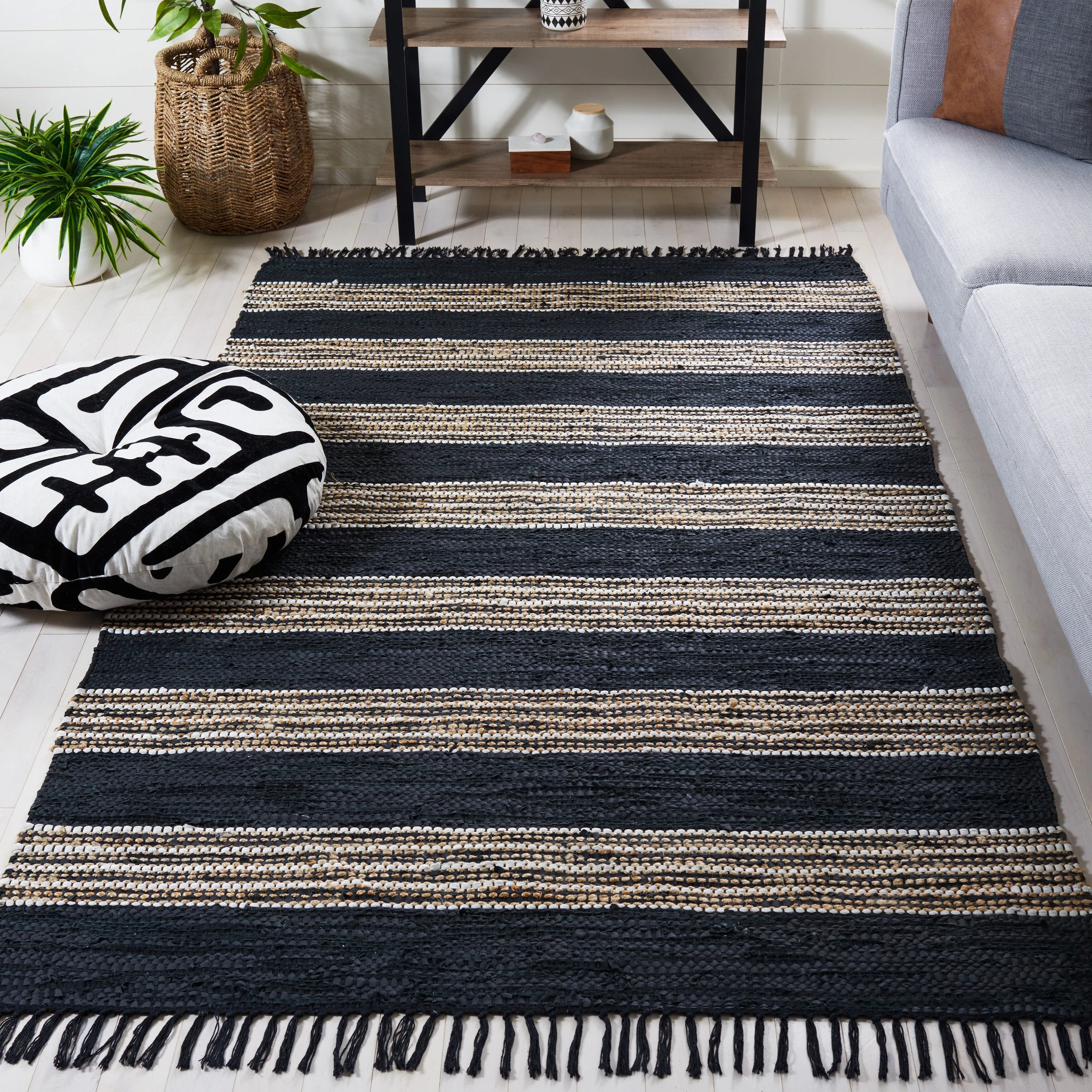 SAFAVIEH Handmade Vintage Leather Demetra Modern Fringe Rug