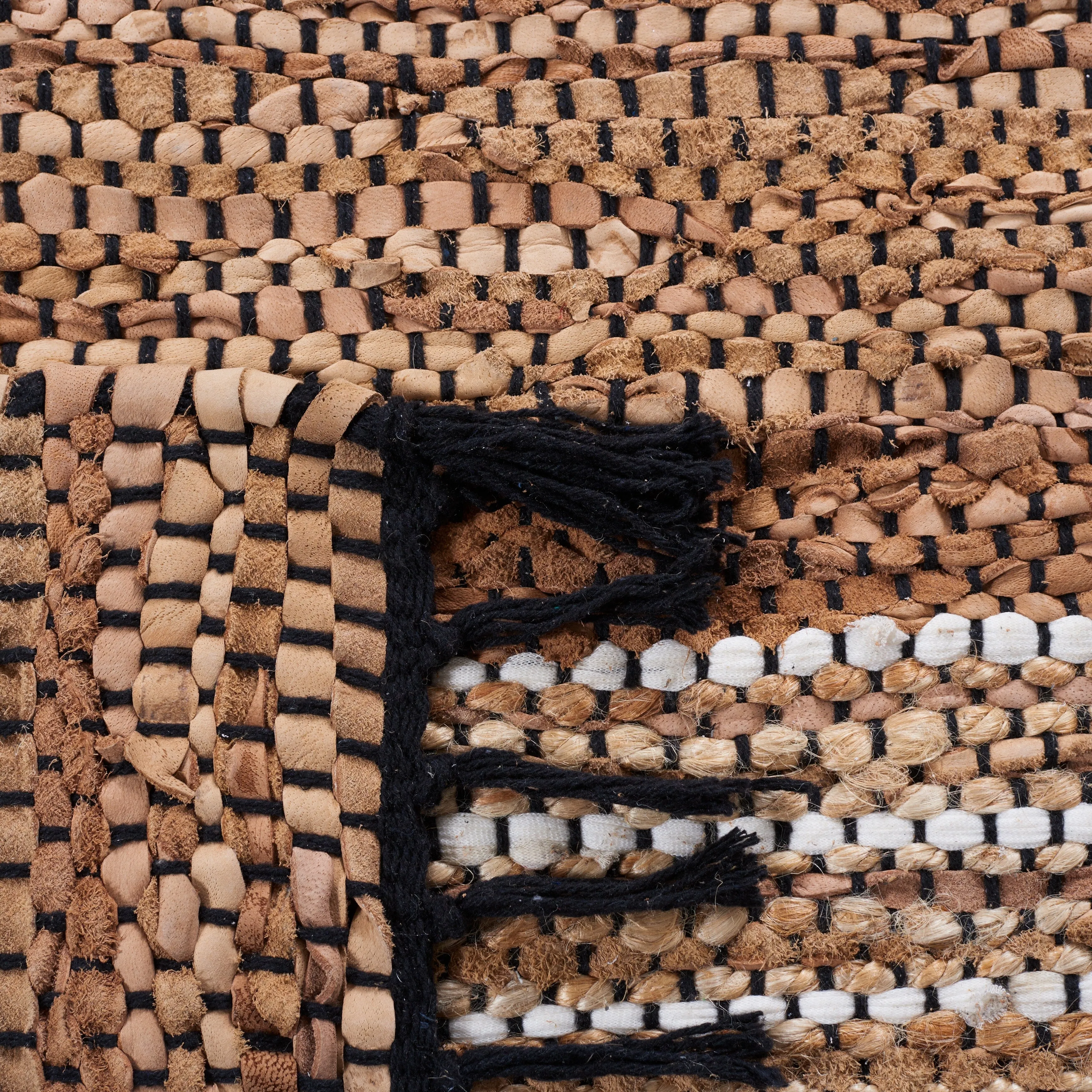 SAFAVIEH Handmade Vintage Leather Demetra Modern Fringe Rug