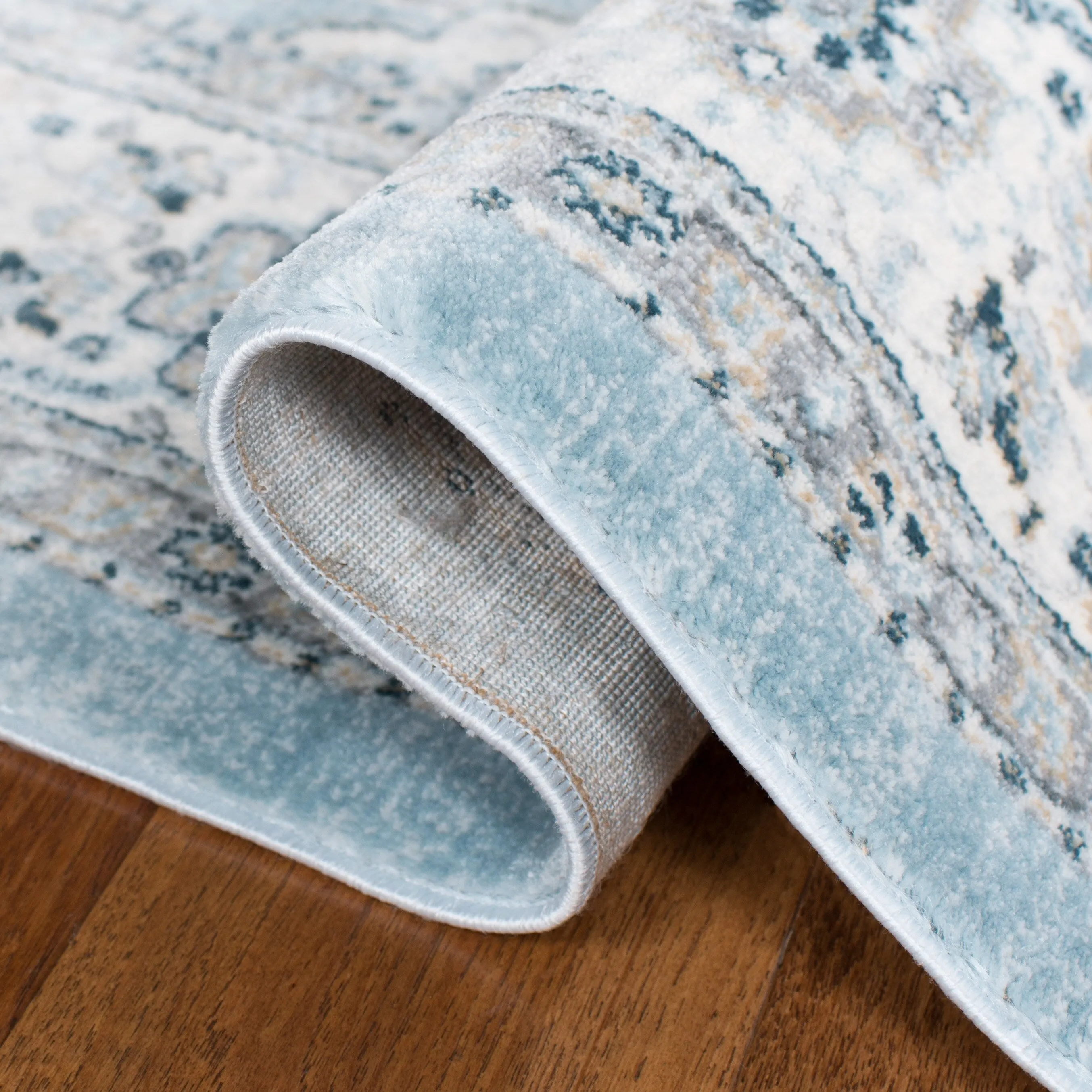 SAFAVIEH Isabella Roxann Traditional Oriental Rug