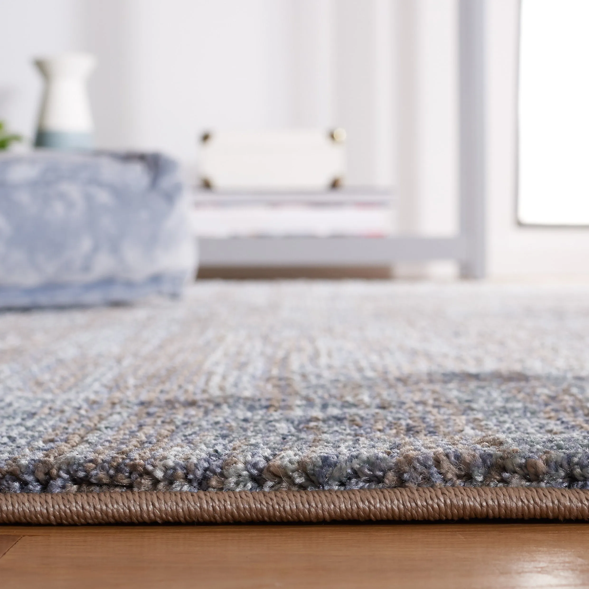 SAFAVIEH Lasa Mari Modern Rug