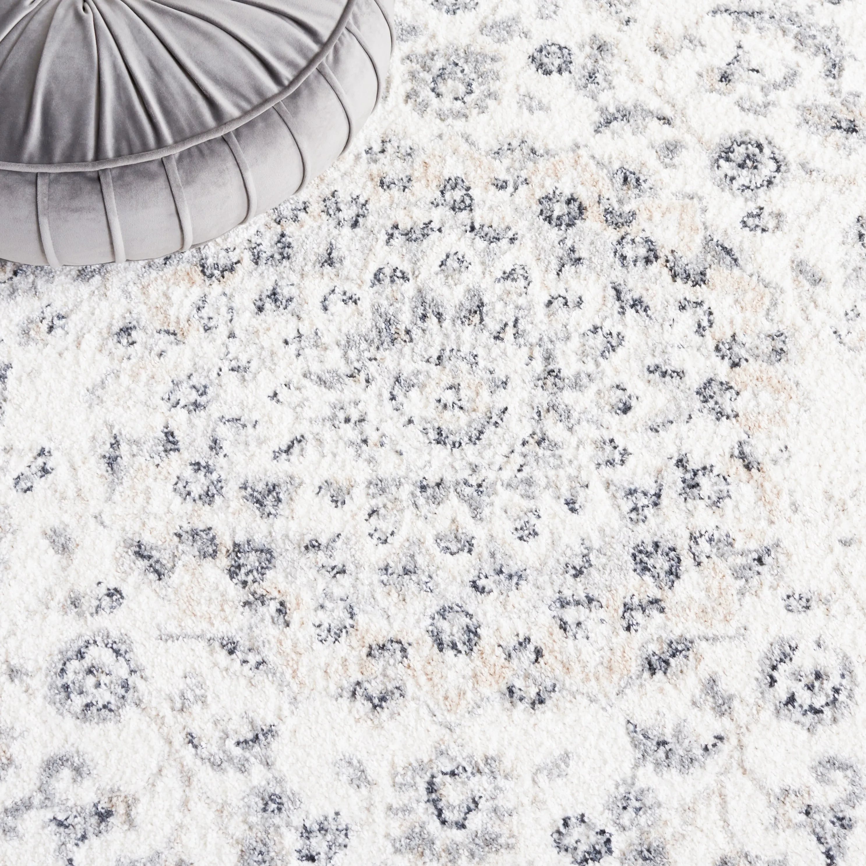 SAFAVIEH Layla Gulen Shabby Chic Farmhouse Rug