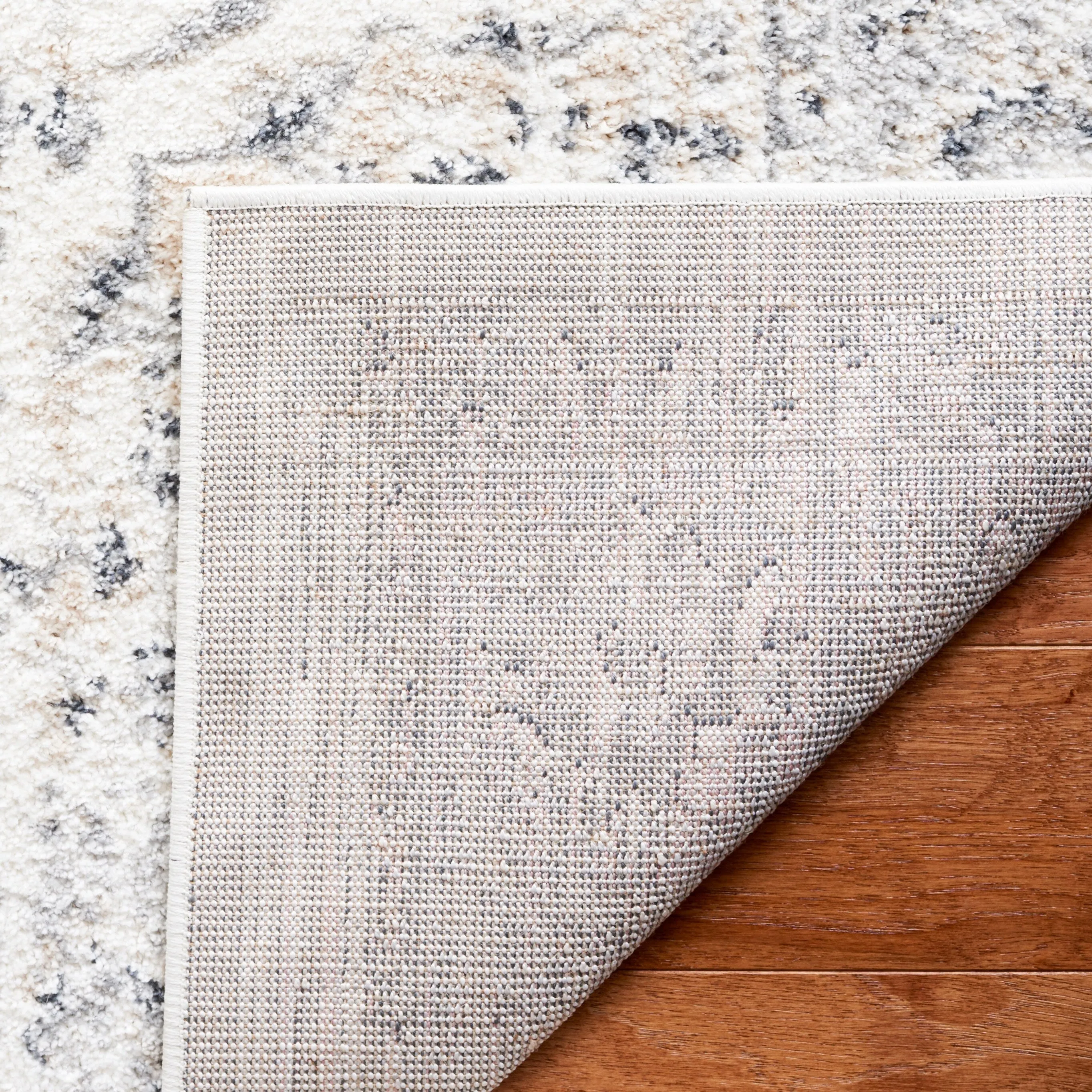 SAFAVIEH Layla Gulen Shabby Chic Farmhouse Rug