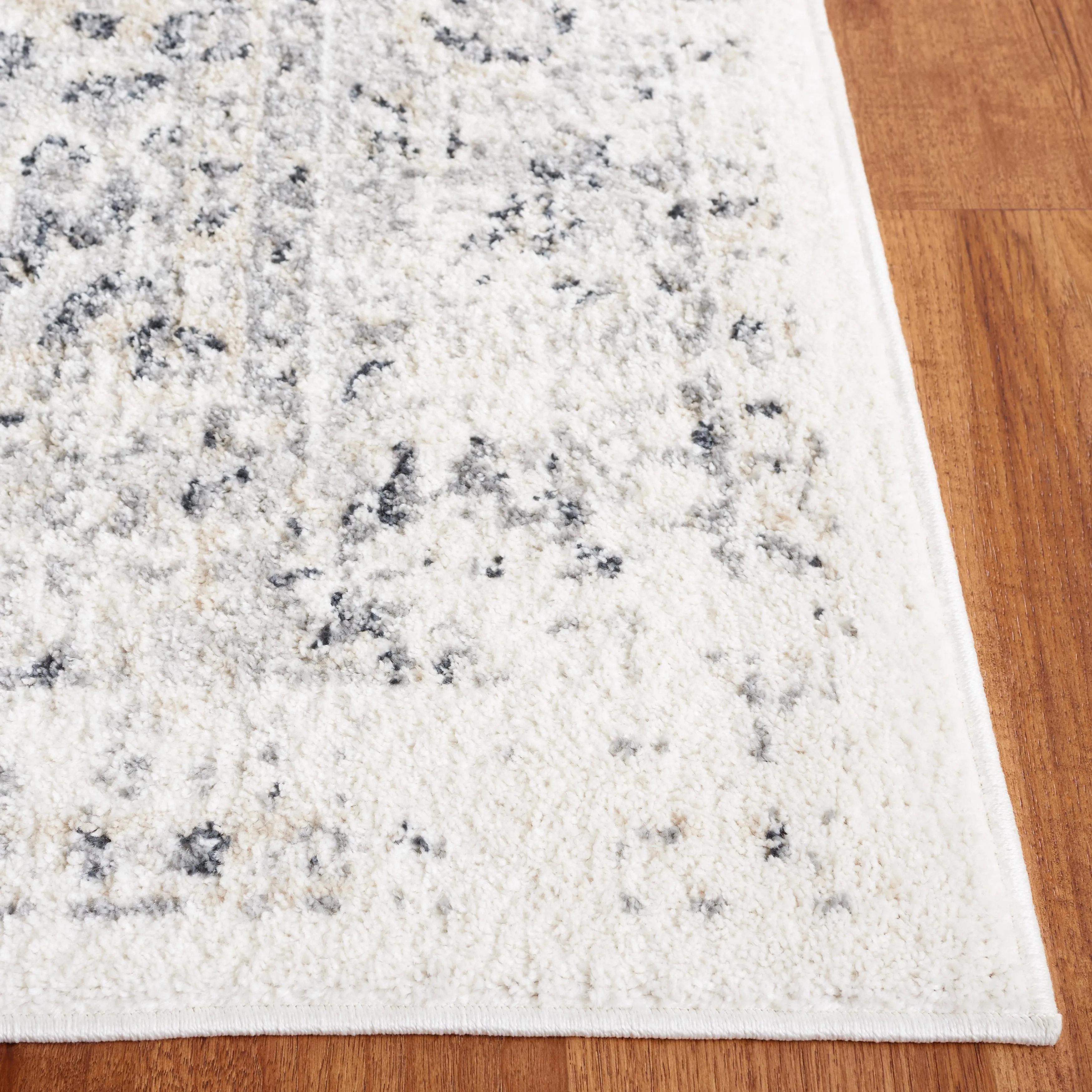 SAFAVIEH Layla Gulen Shabby Chic Farmhouse Rug