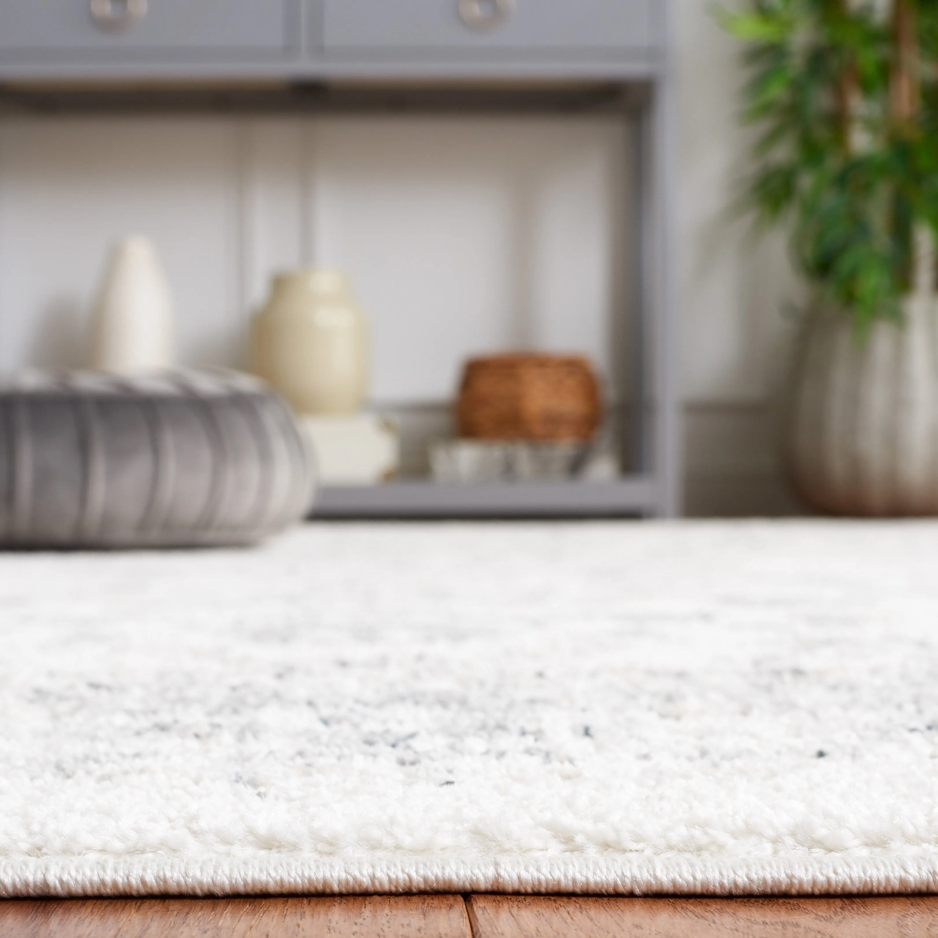 SAFAVIEH Layla Gulen Shabby Chic Farmhouse Rug