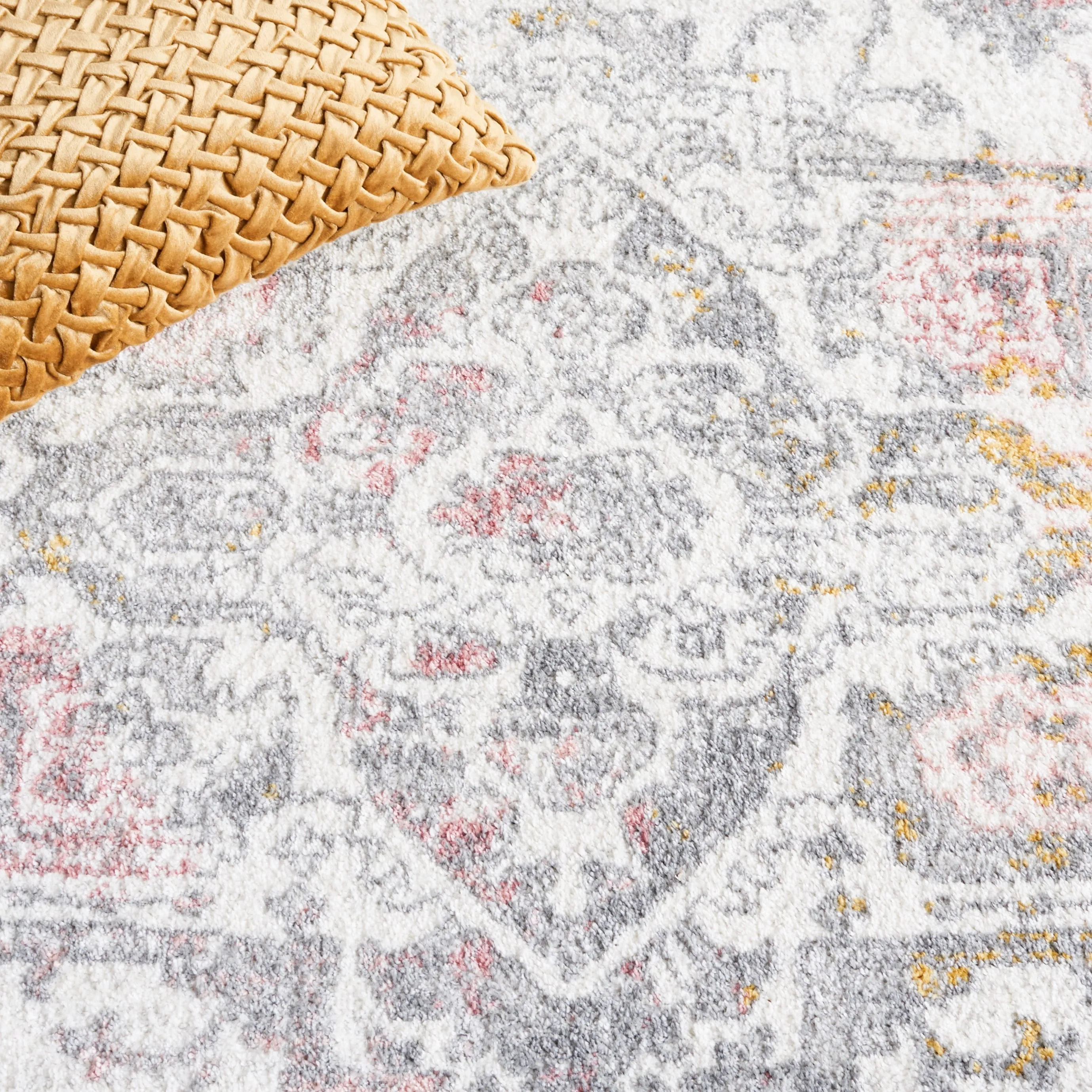 SAFAVIEH Layla Marolyn Shabby Chic Farmhouse Rug