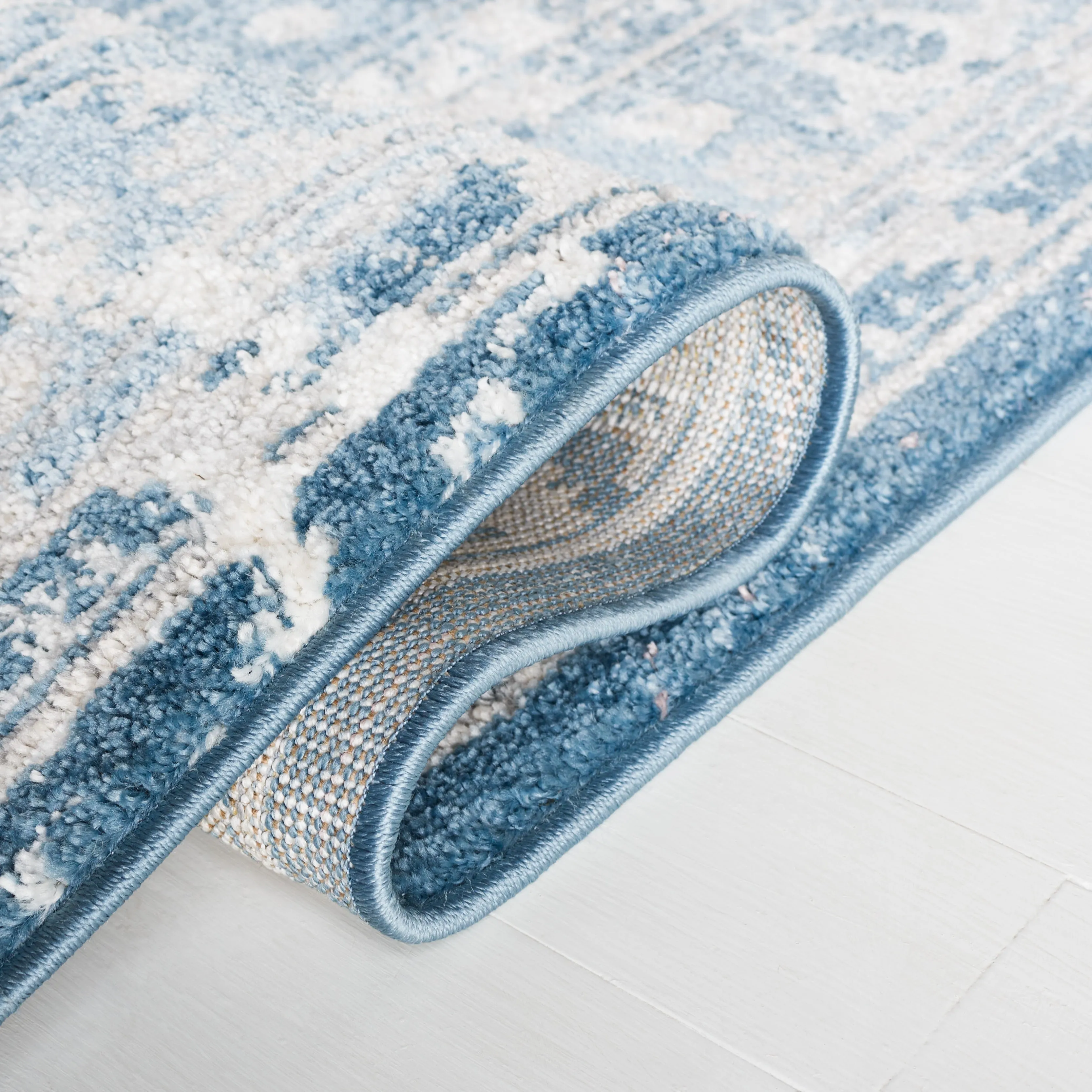 SAFAVIEH Layla Vicky Shabby Chic Farmhouse Rug