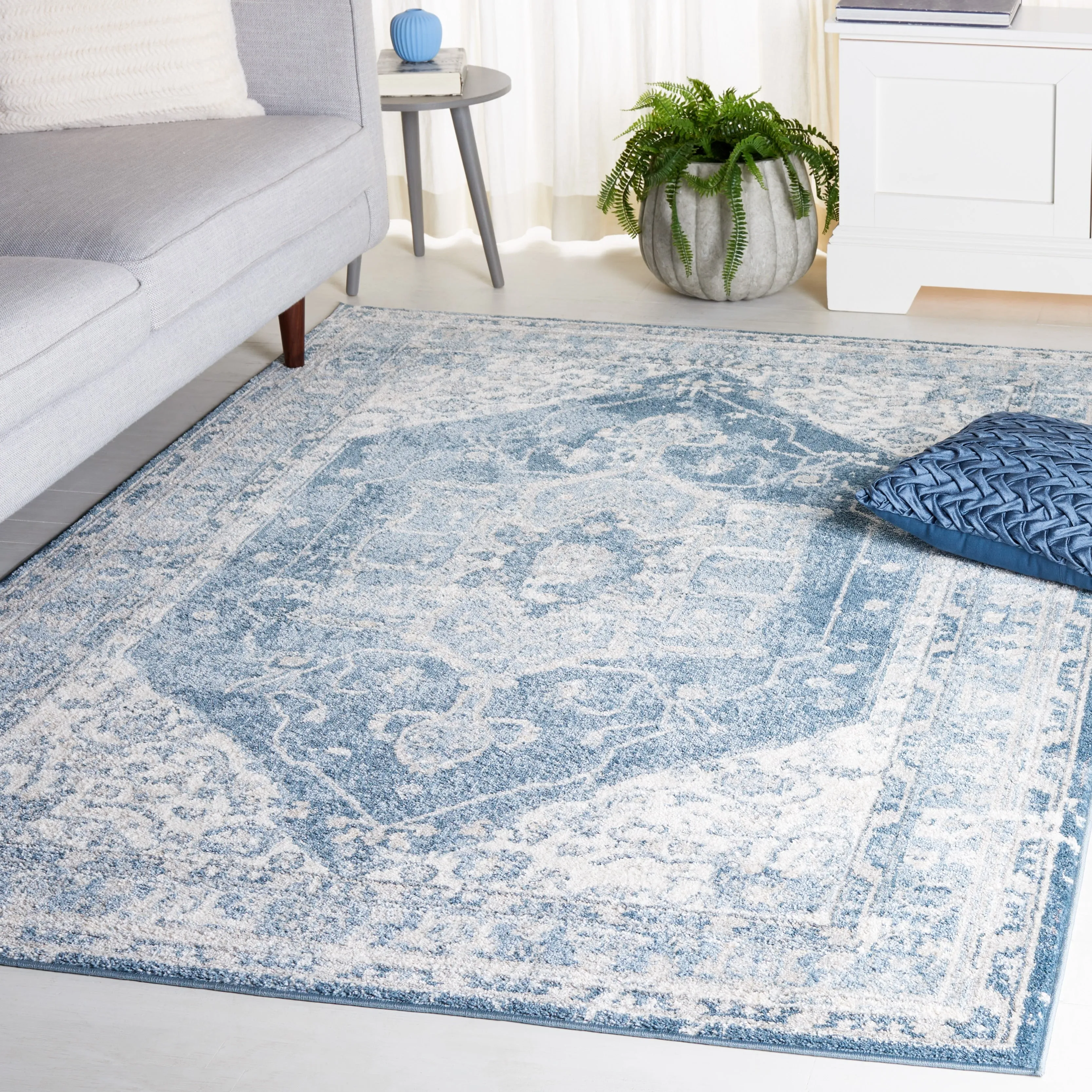 SAFAVIEH Layla Vicky Shabby Chic Farmhouse Rug