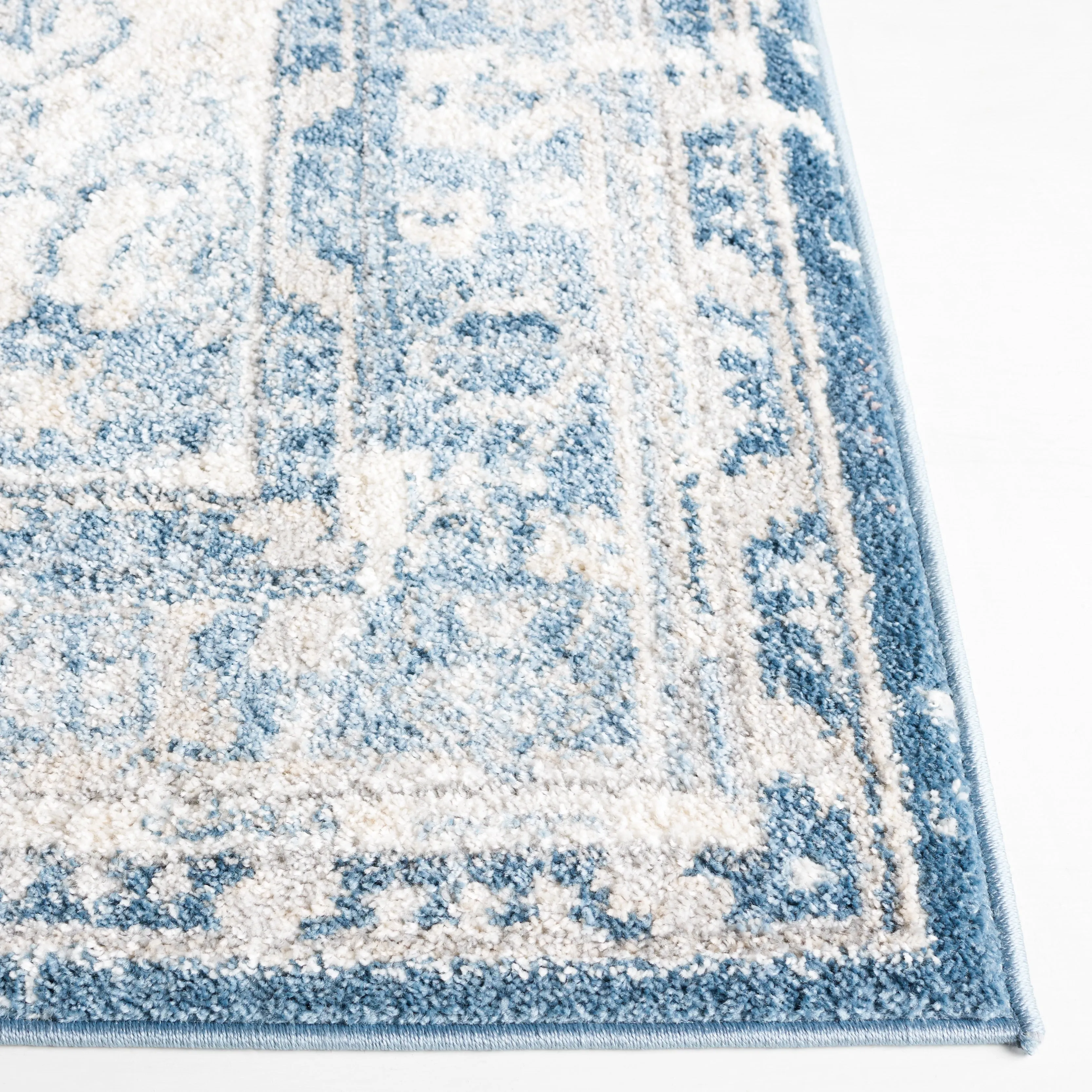 SAFAVIEH Layla Vicky Shabby Chic Farmhouse Rug