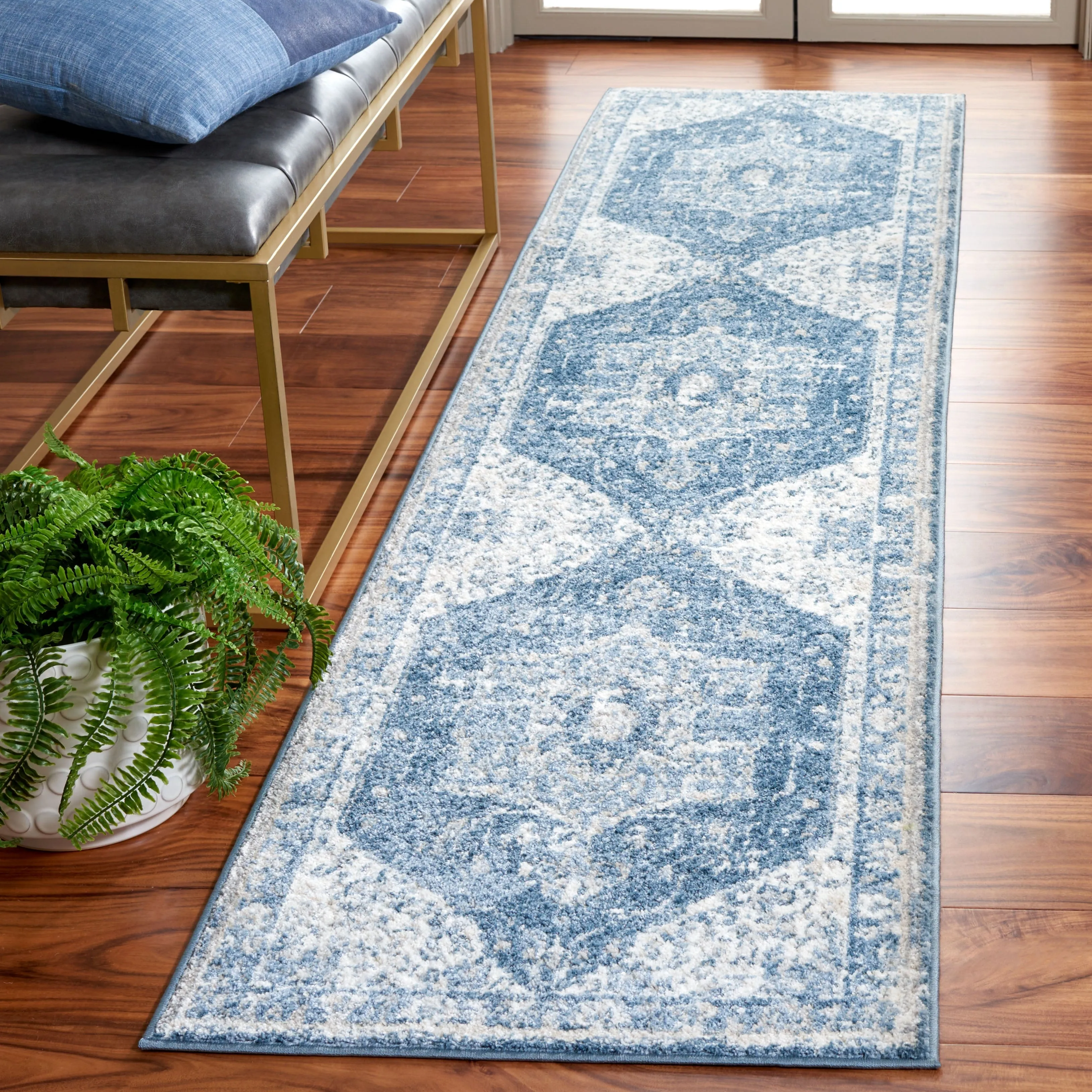 SAFAVIEH Layla Vicky Shabby Chic Farmhouse Rug