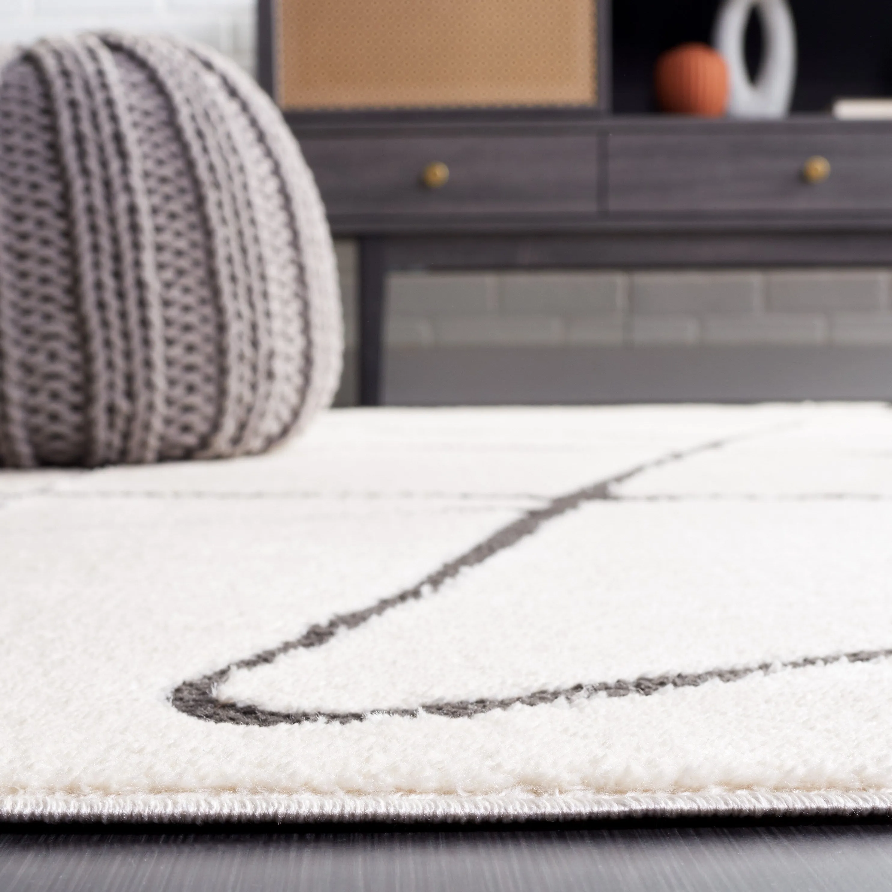 SAFAVIEH Melody Refika Modern Rug