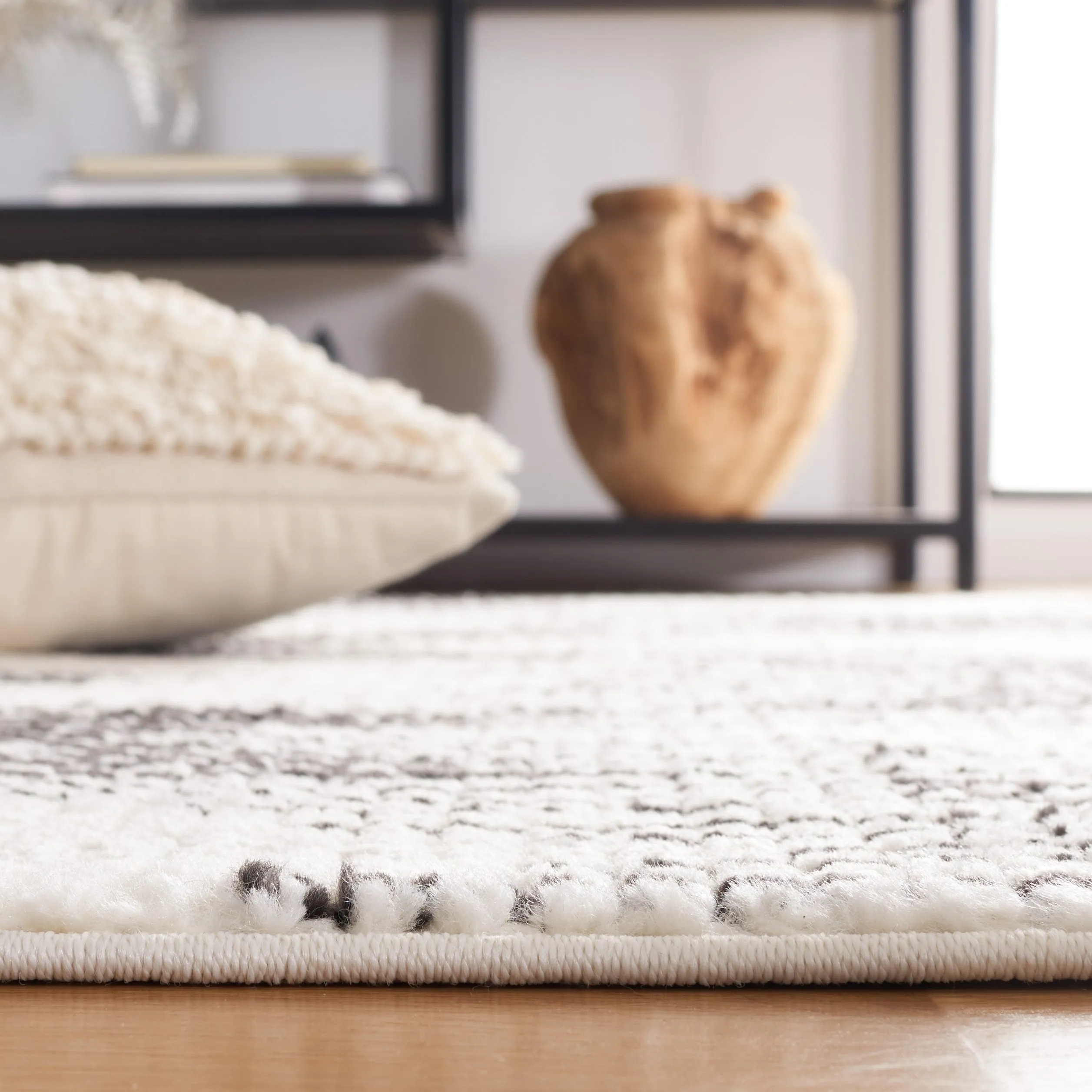 SAFAVIEH Moroccan Tassels Raida Chevron Rug