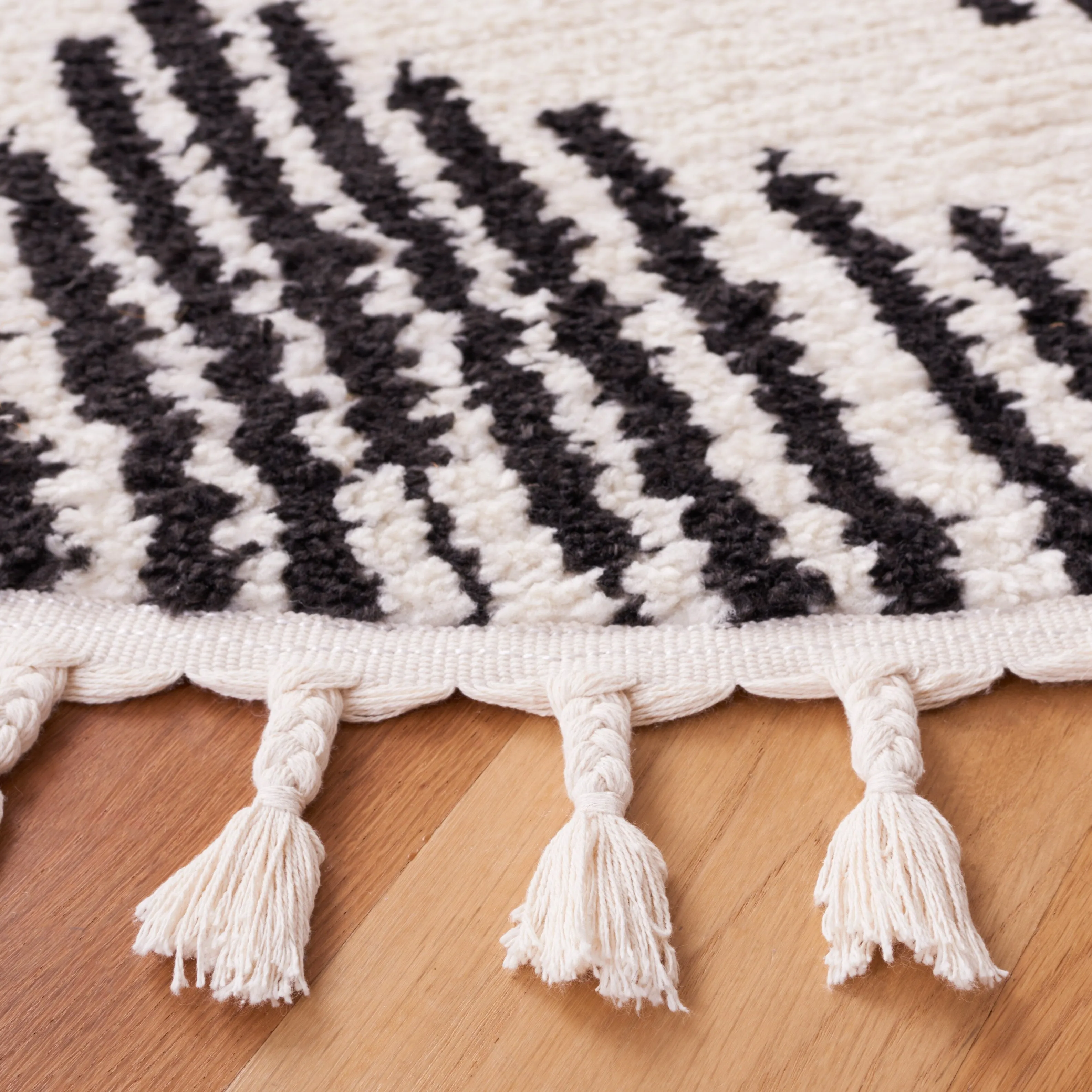 SAFAVIEH Moroccan Tassels Raida Chevron Rug