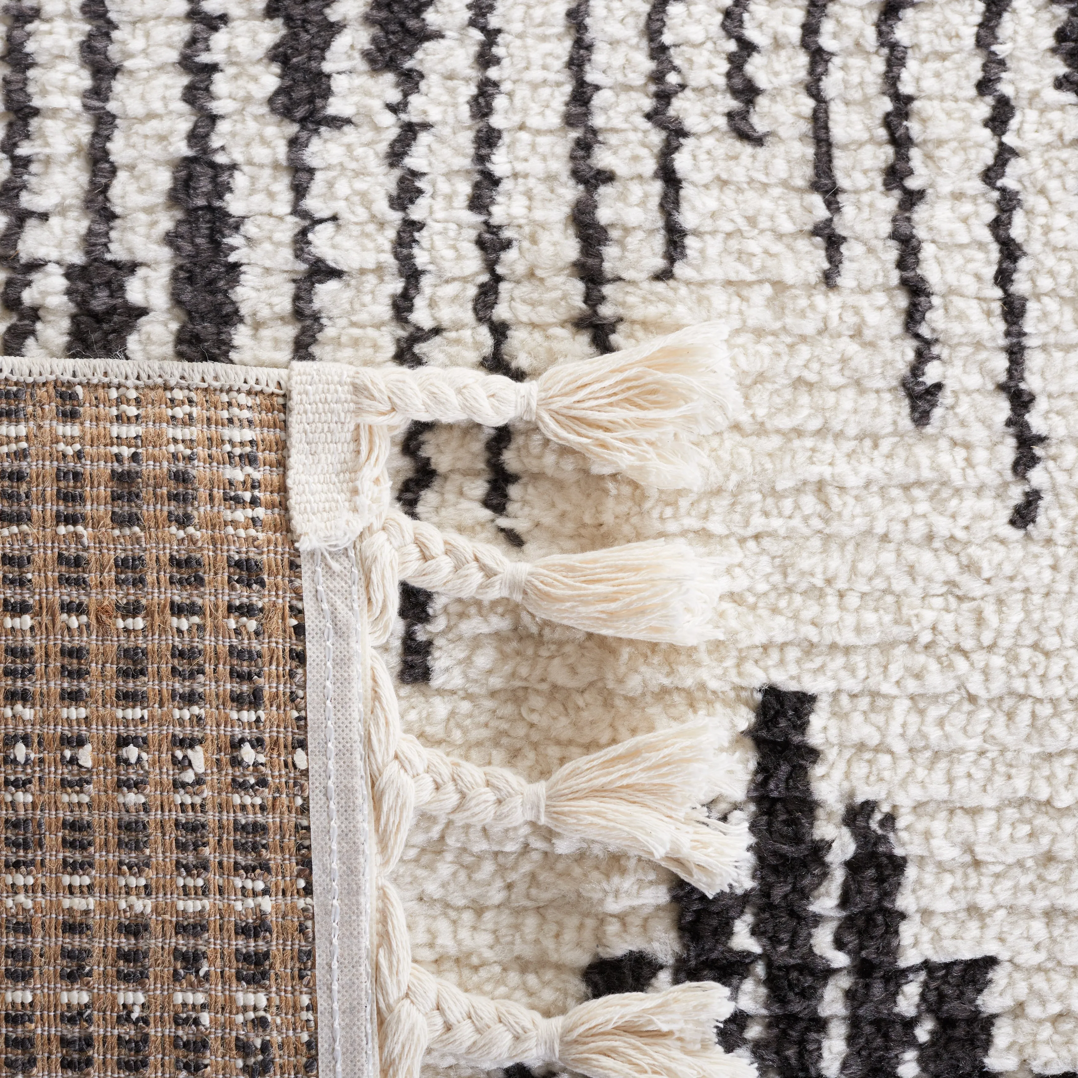 SAFAVIEH Moroccan Tassels Raida Chevron Rug