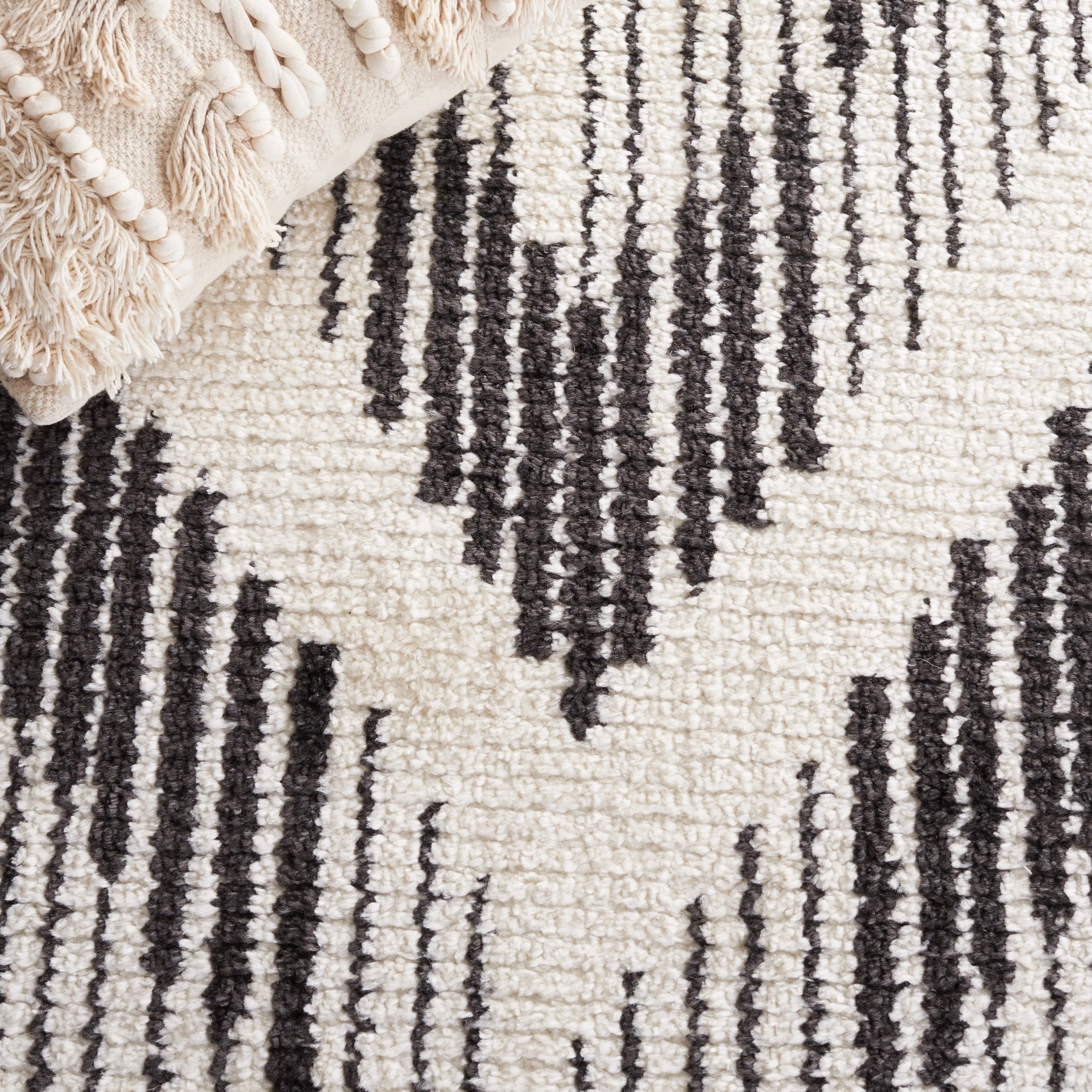 SAFAVIEH Moroccan Tassels Raida Chevron Rug