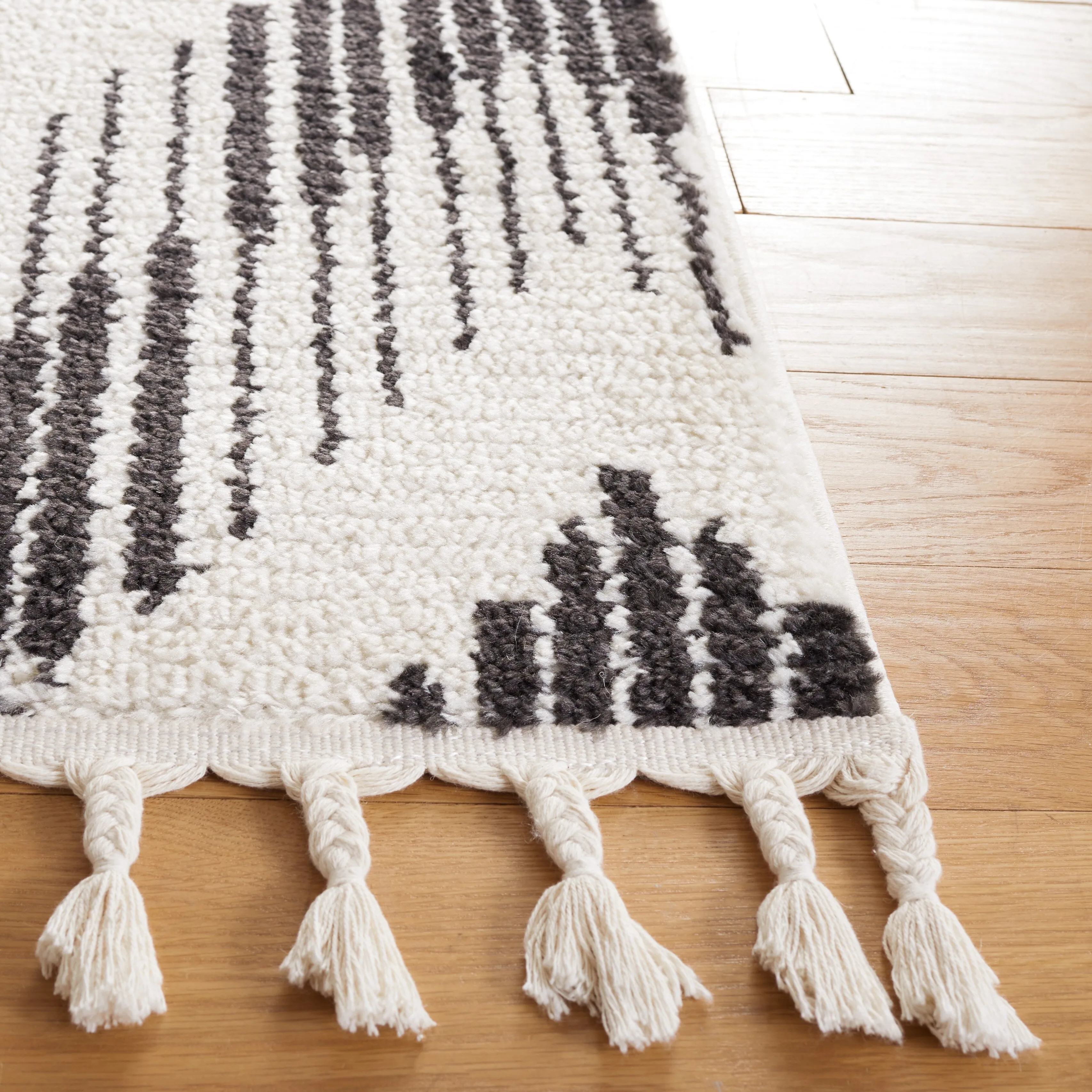 SAFAVIEH Moroccan Tassels Raida Chevron Rug