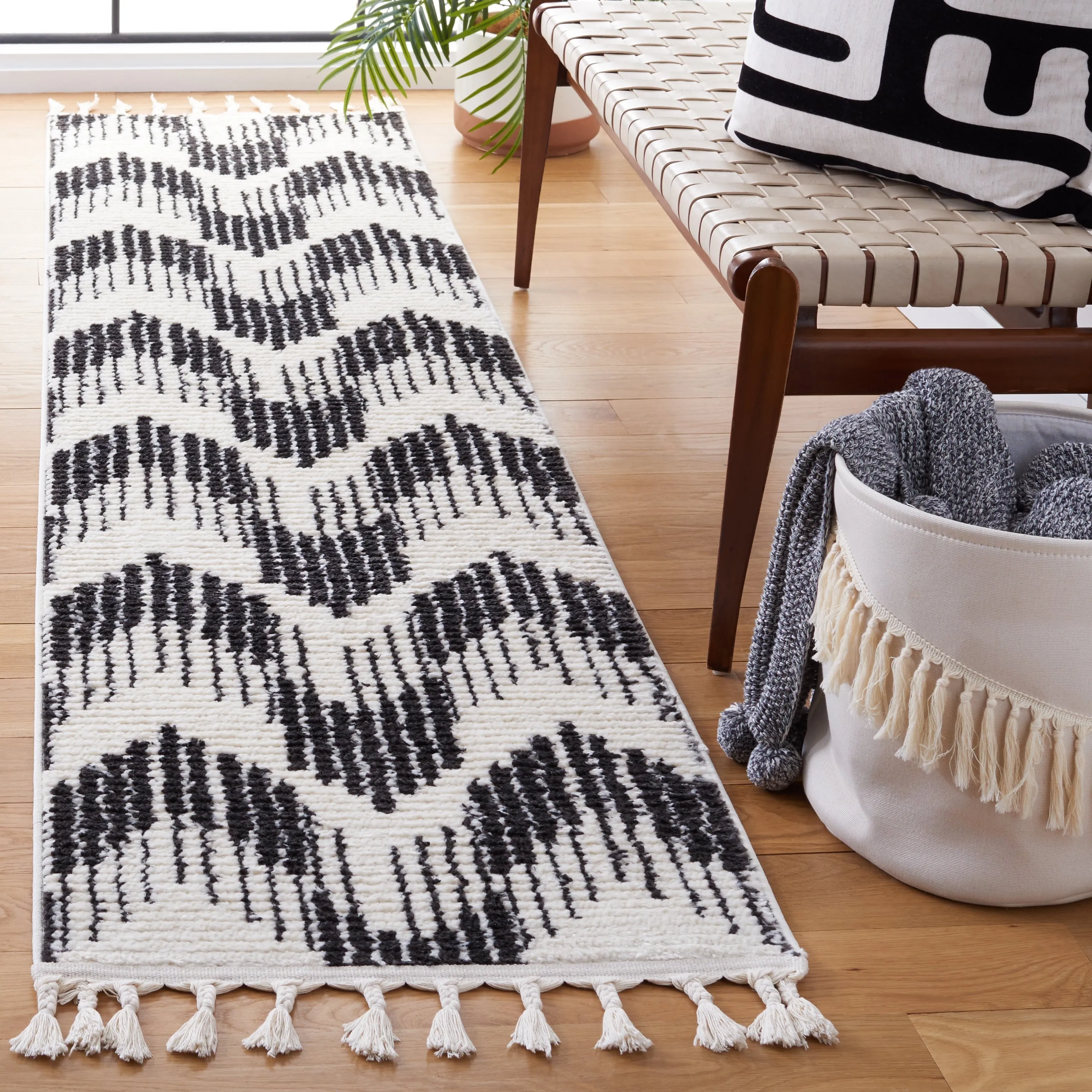 SAFAVIEH Moroccan Tassels Raida Chevron Rug
