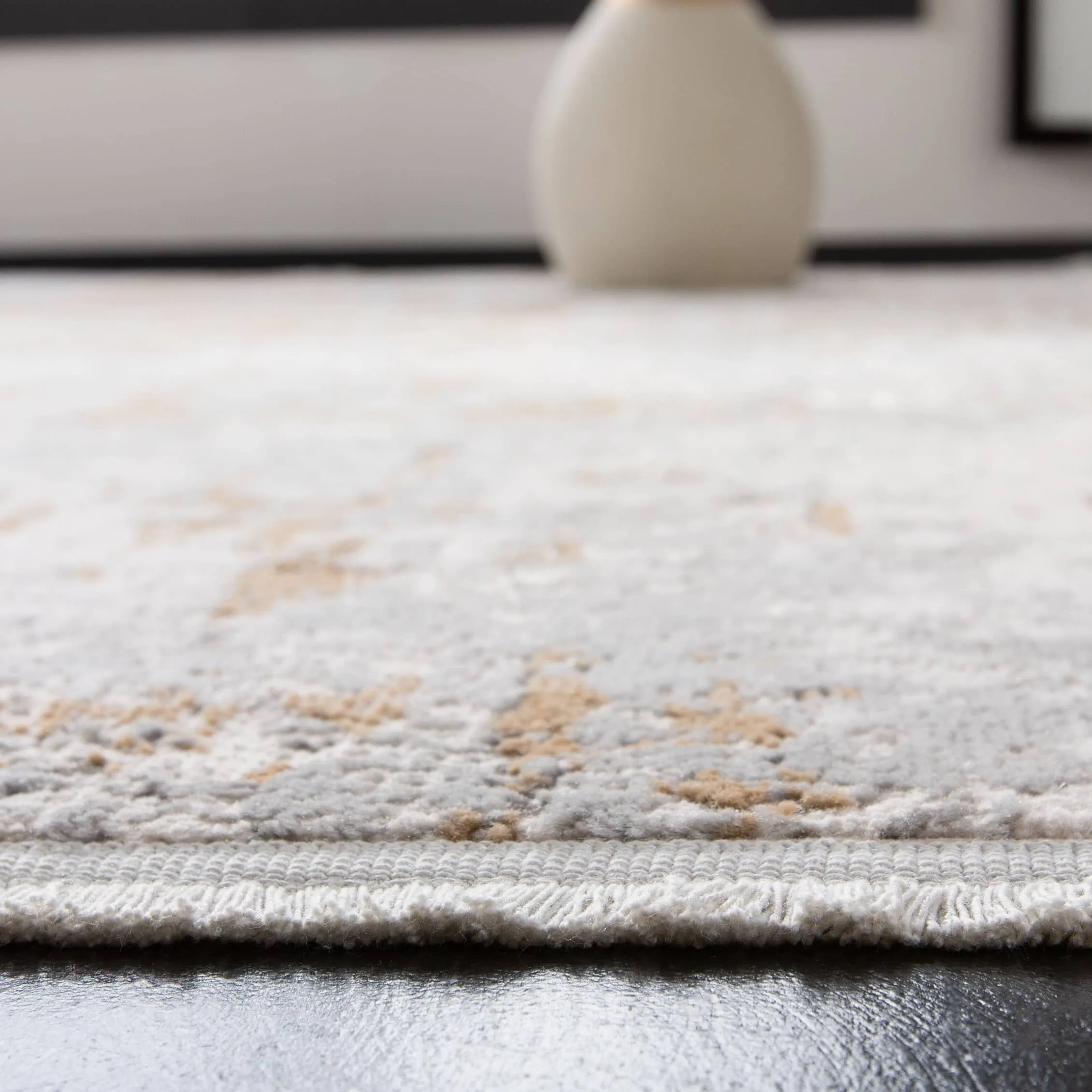 SAFAVIEH Shivan Petruna Modern Abstract Rug