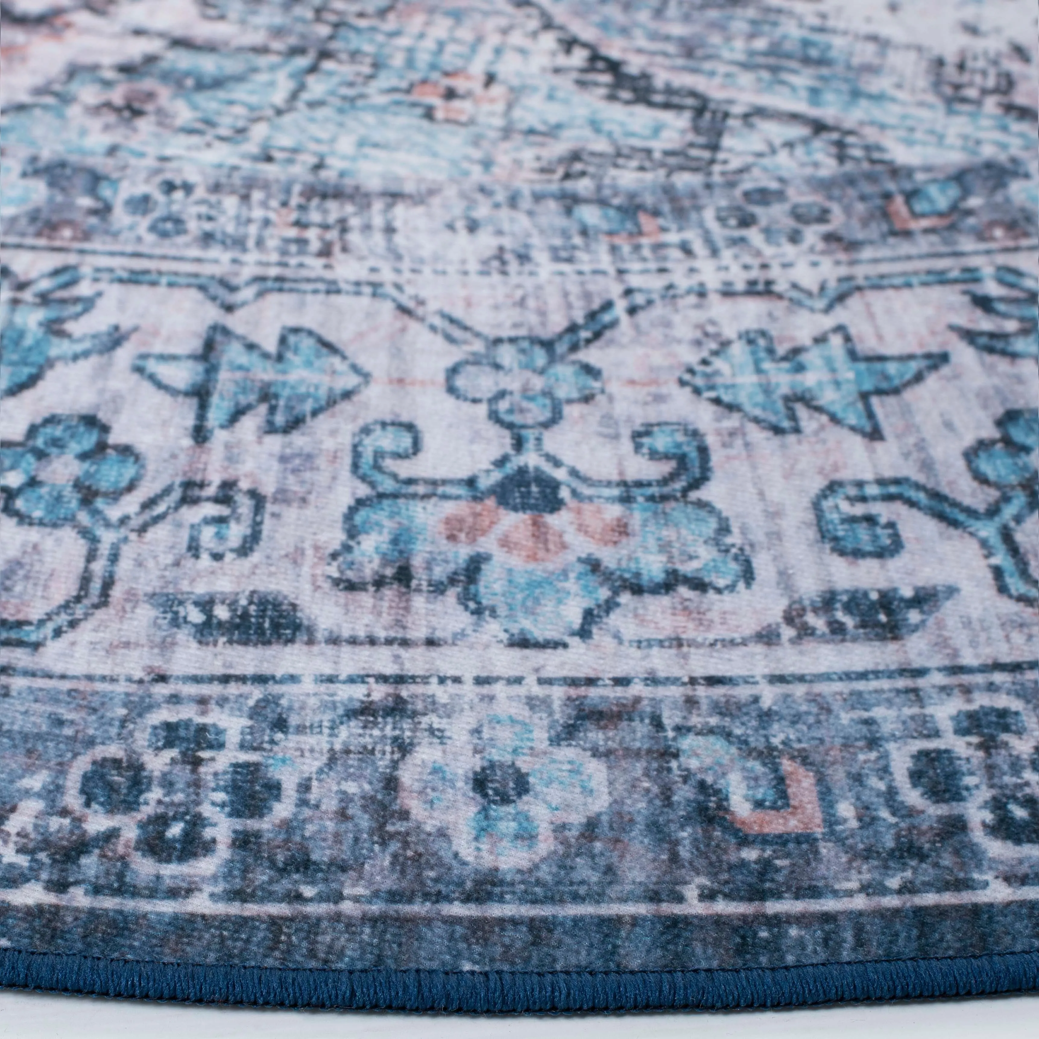SAFAVIEH Tucson Machine Washable Slip Resistant Magdalene Traditional Rug