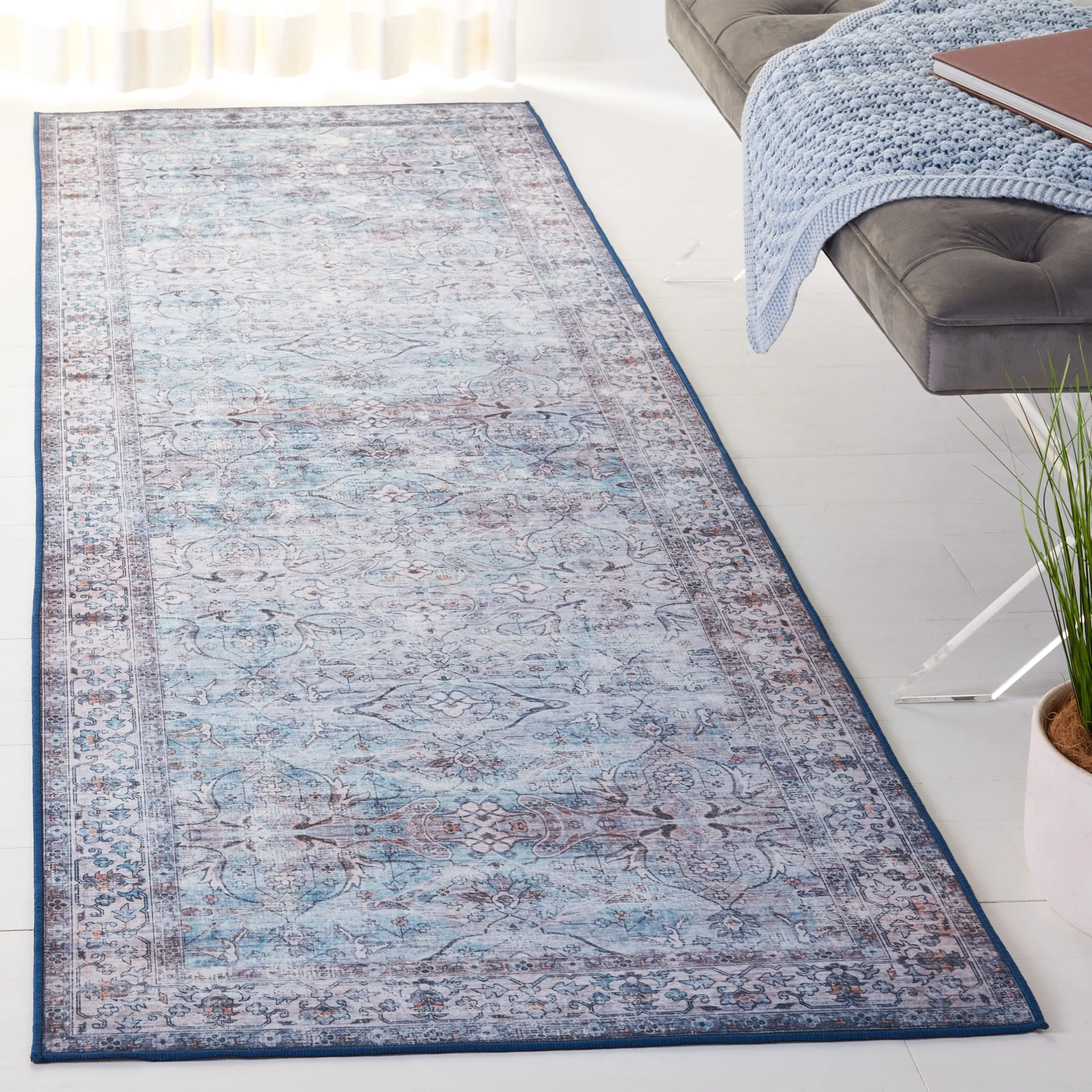 SAFAVIEH Tucson Machine Washable Slip Resistant Magdalene Traditional Rug