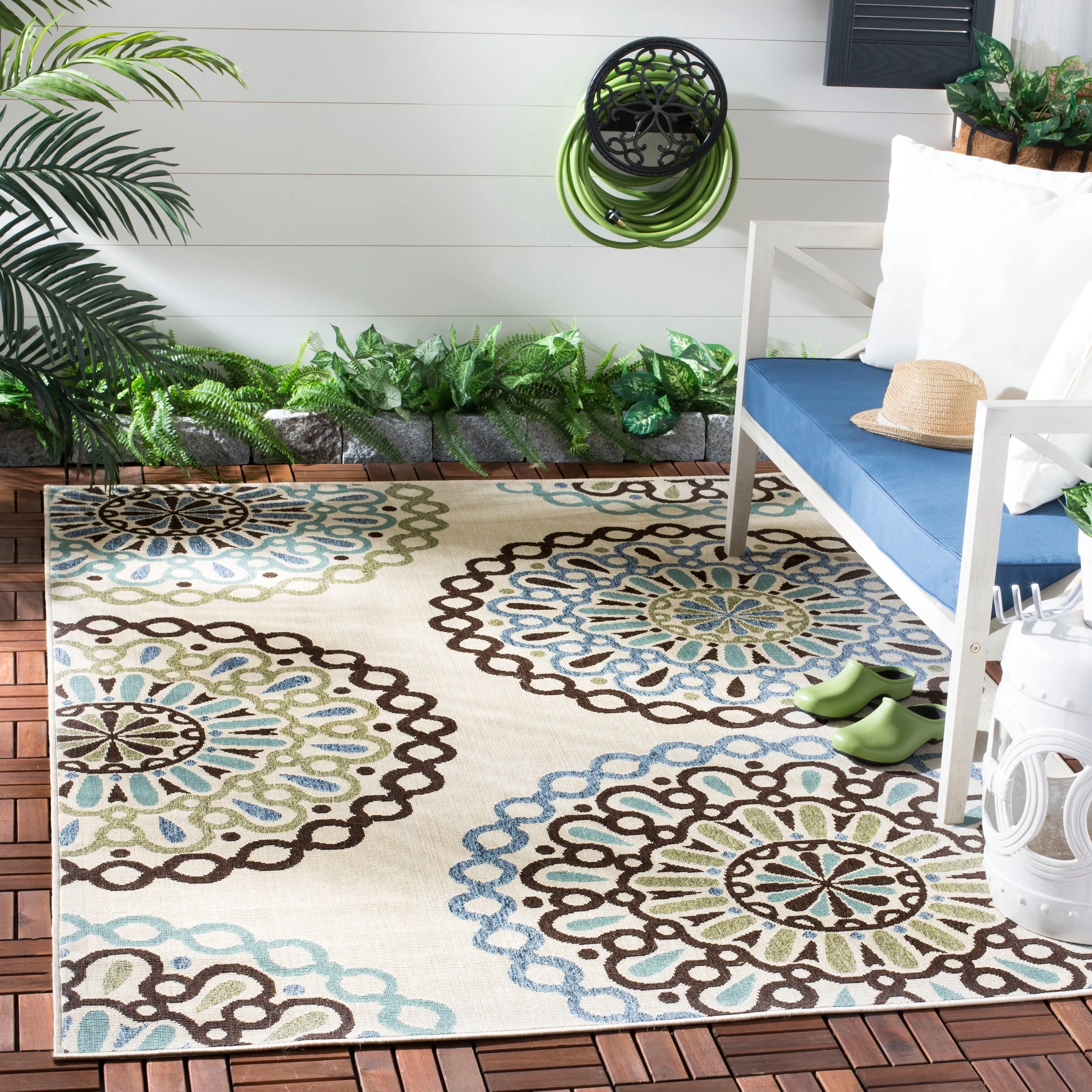 SAFAVIEH Veranda Felizitas Geometric Medallion Indoor/Outdoor Area Rug - Cream/Blue - 4' x 5'7