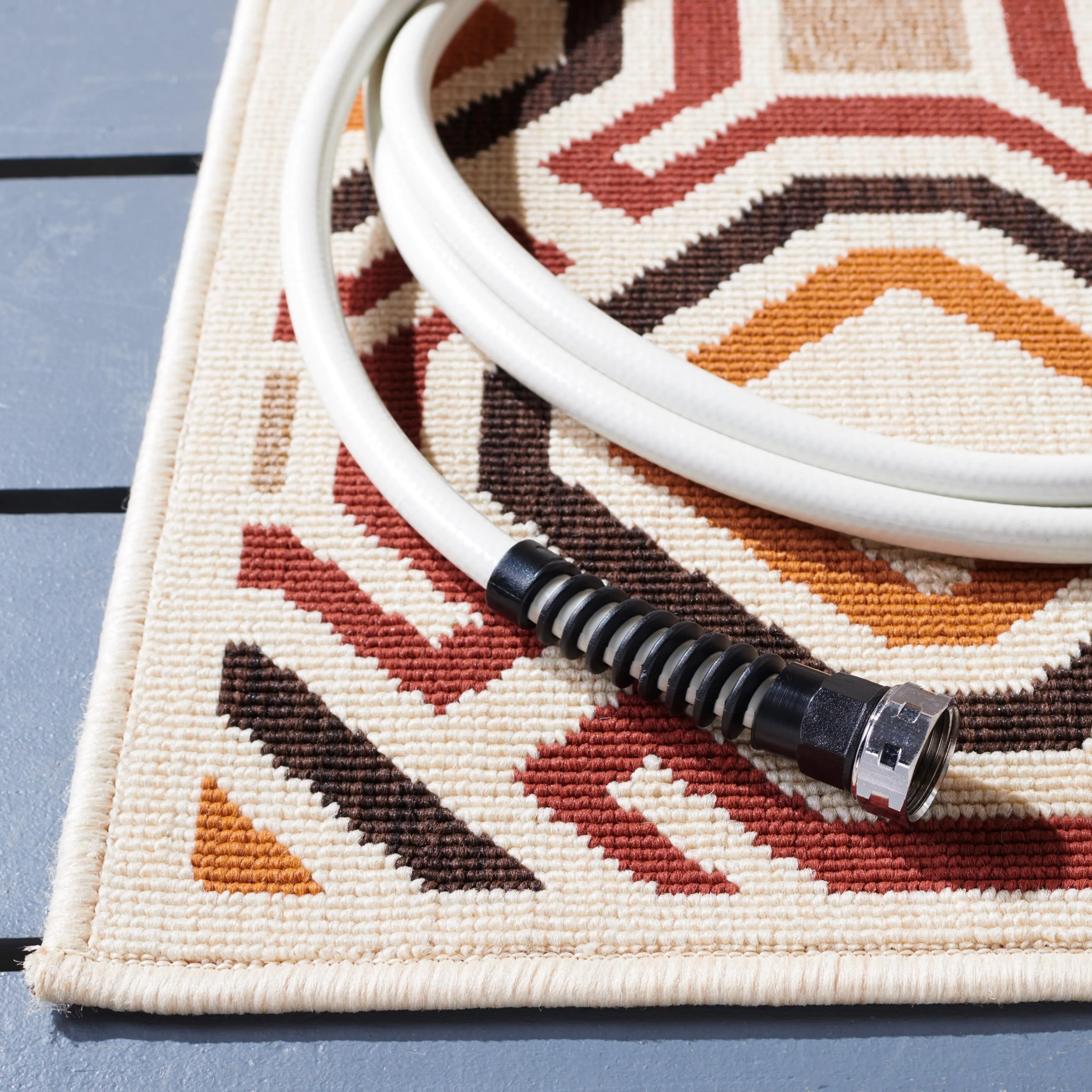 SAFAVIEH Veranda Marjetka Indoor/ Outdoor Waterproof Patio Backyard Rug