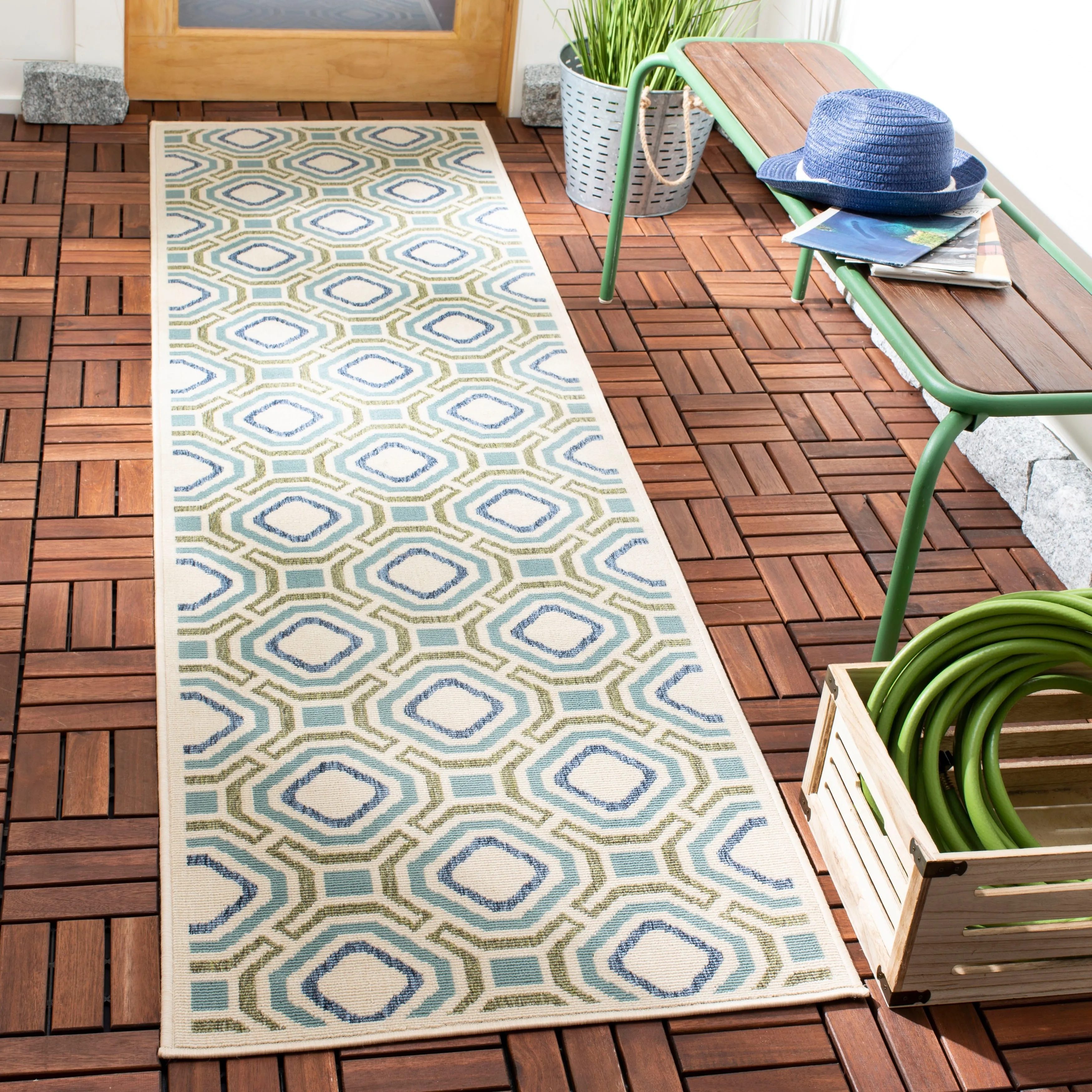 SAFAVIEH Veranda Marjetka Indoor/ Outdoor Waterproof Patio Backyard Rug