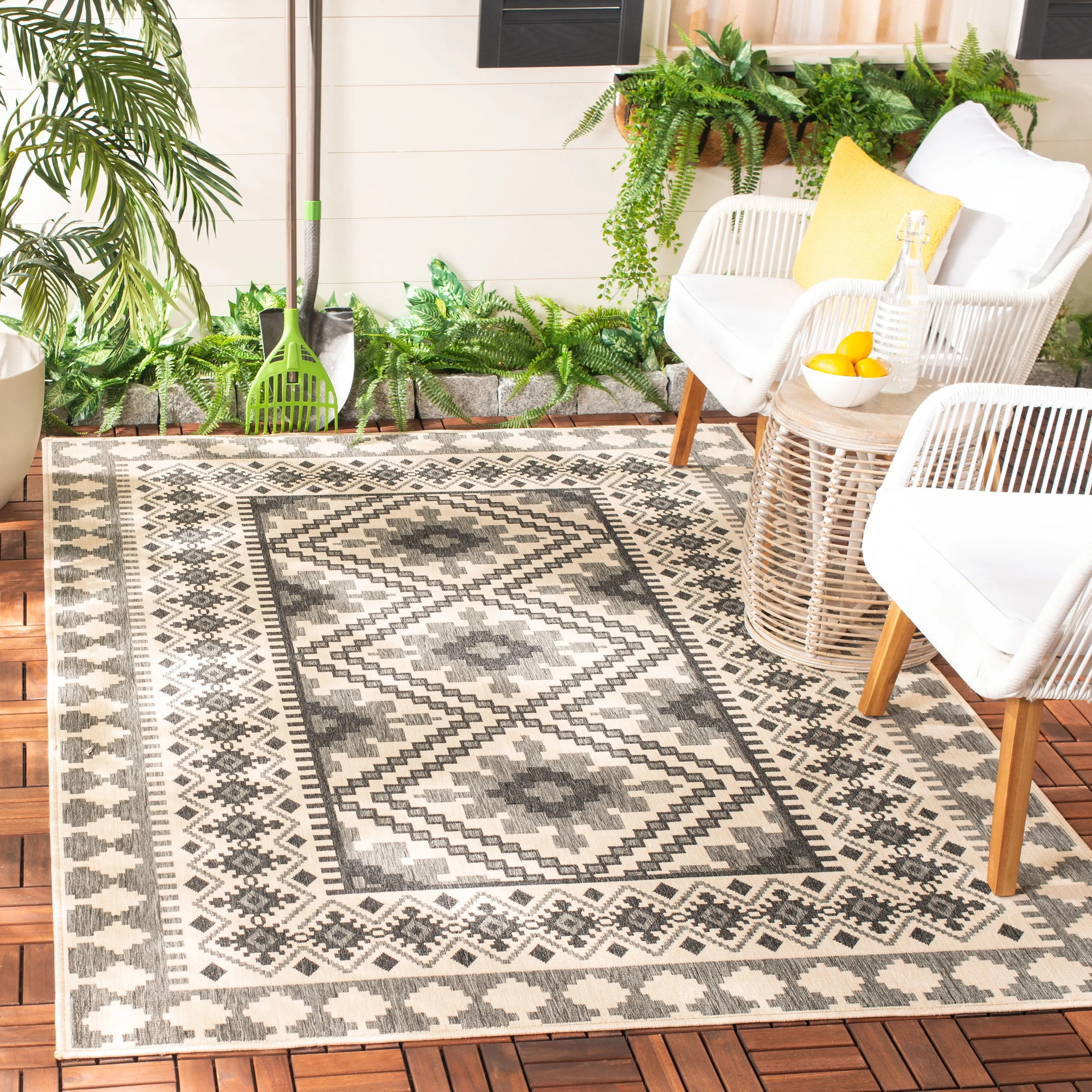 SAFAVIEH Veranda Selda Indoor/ Outdoor Waterproof Patio Backyard Rug