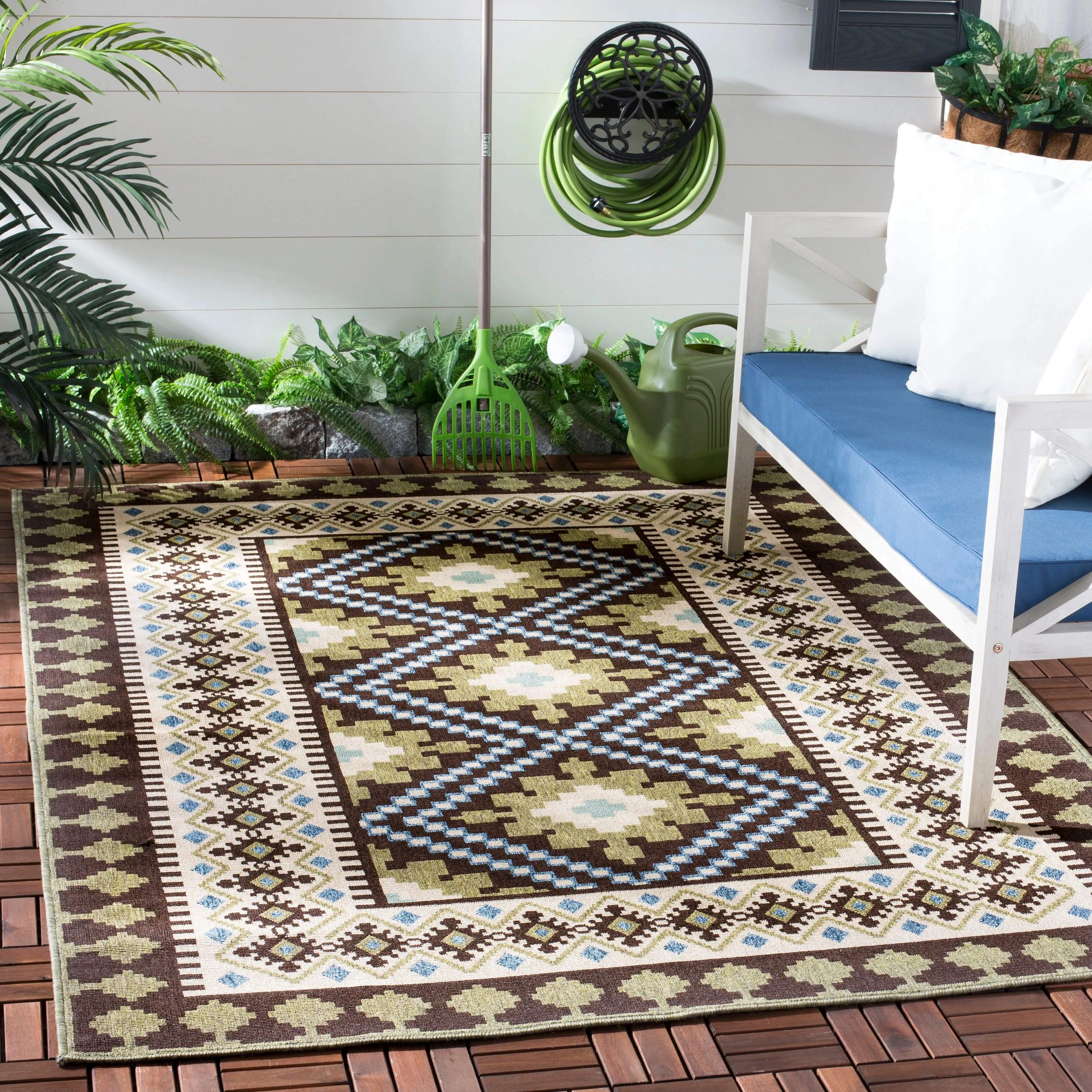 SAFAVIEH Veranda Selda Indoor/ Outdoor Waterproof Patio Backyard Rug