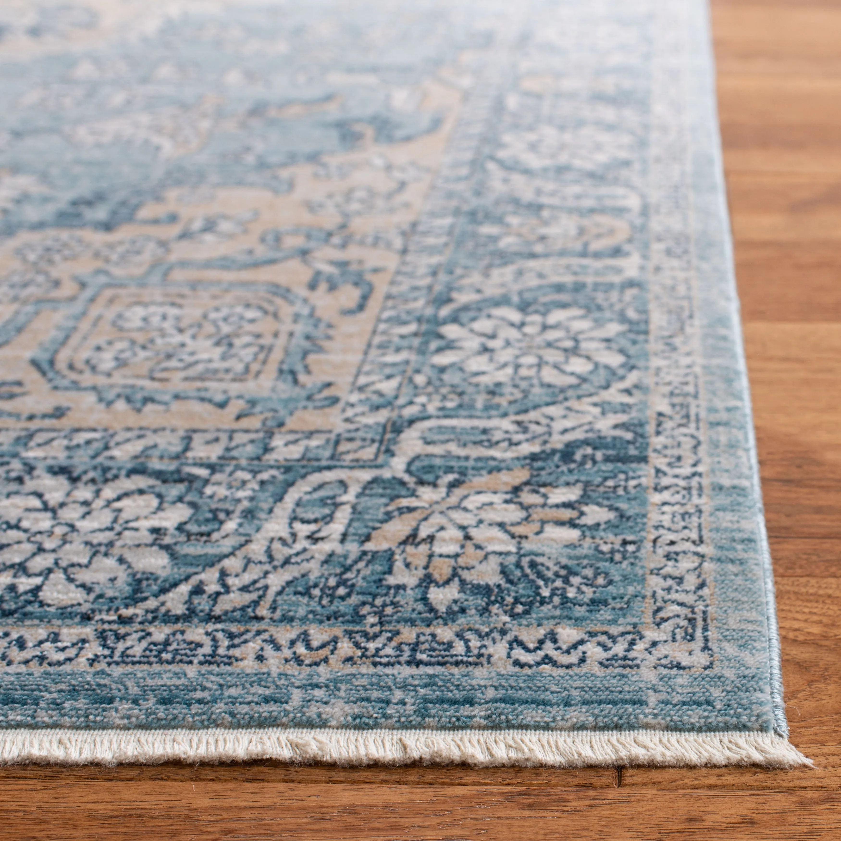 SAFAVIEH Victoria Melvina Traditional Oriental Rug