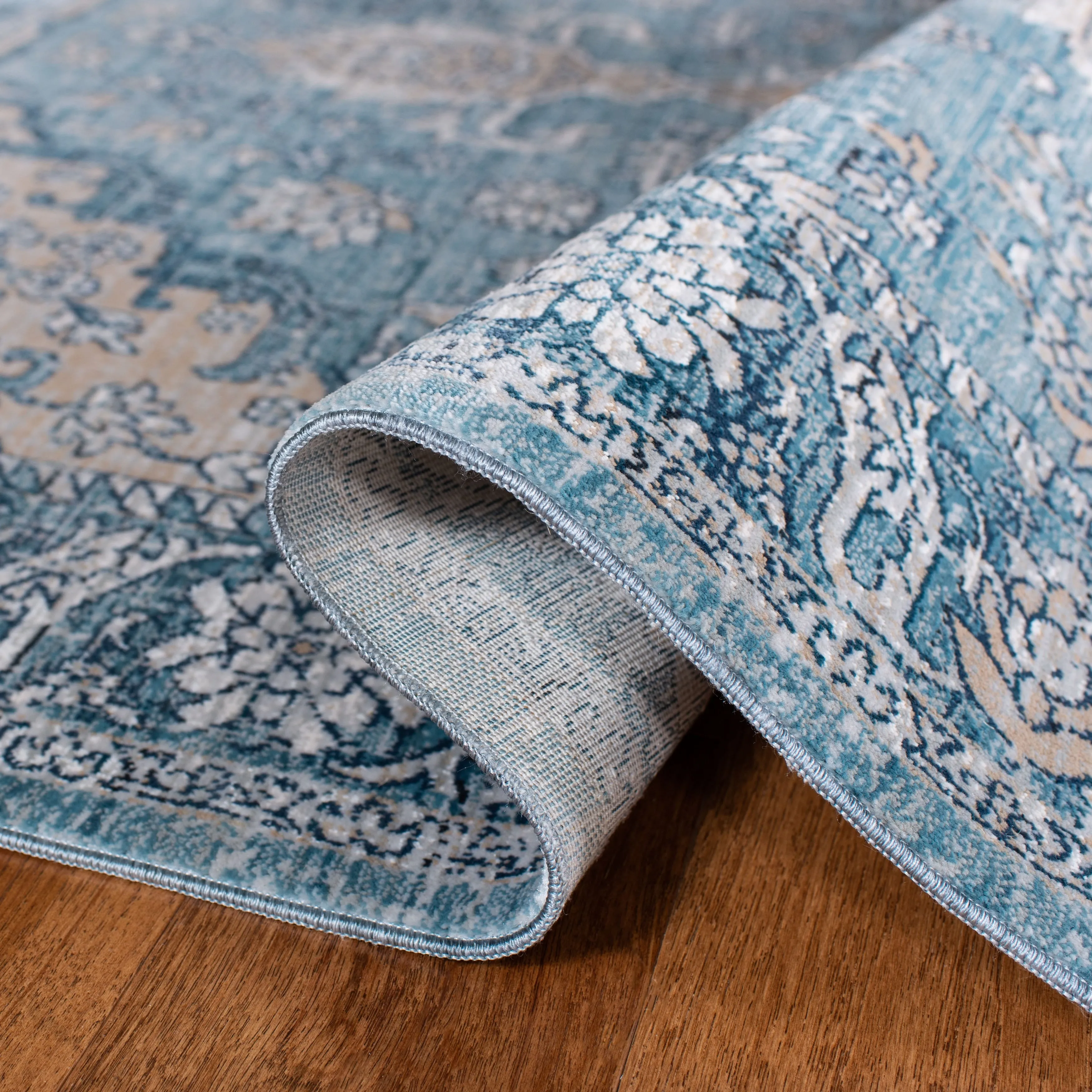 SAFAVIEH Victoria Melvina Traditional Oriental Rug