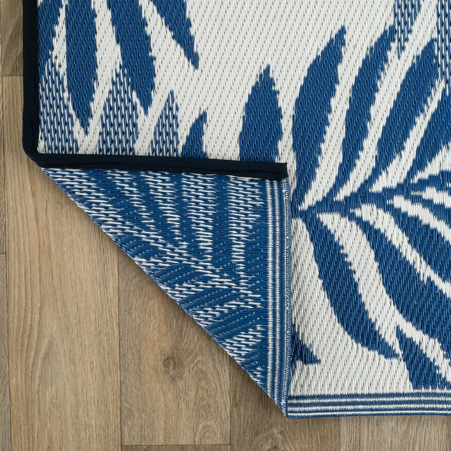 World Rug Gallery Palm Leaves Reversible Recycled Plastic Outdoor Rugs