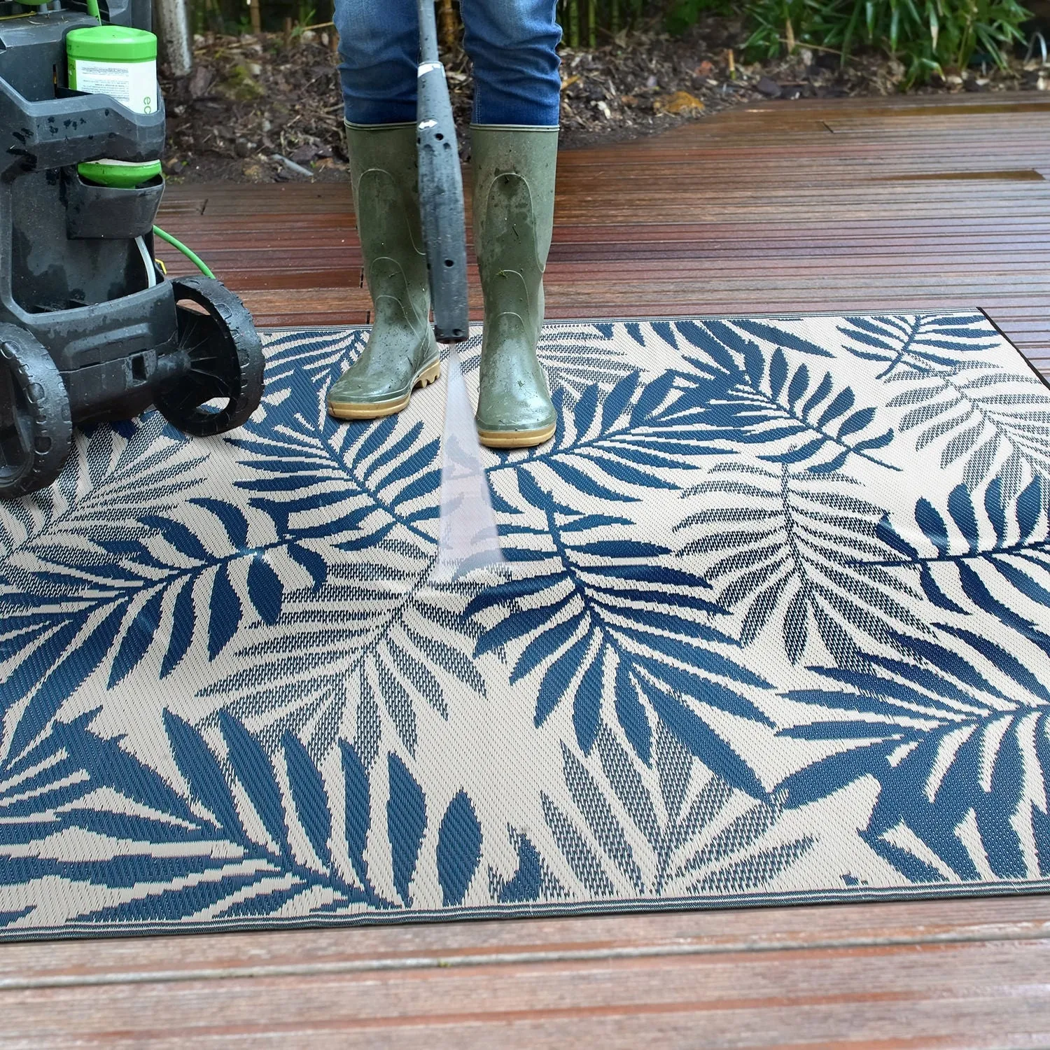 World Rug Gallery Palm Leaves Reversible Recycled Plastic Outdoor Rugs