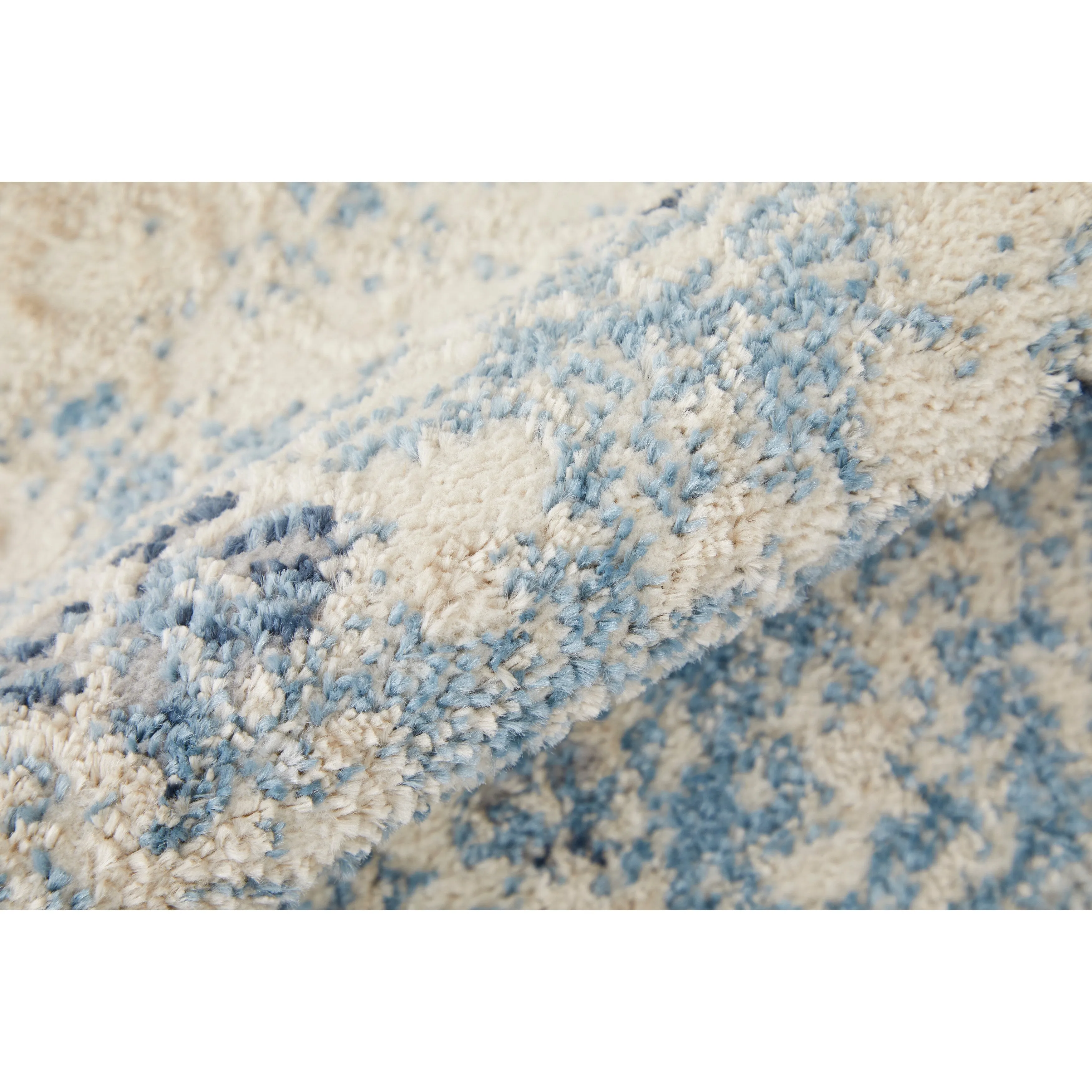 Wyllah Traditional Diamond Area Rug